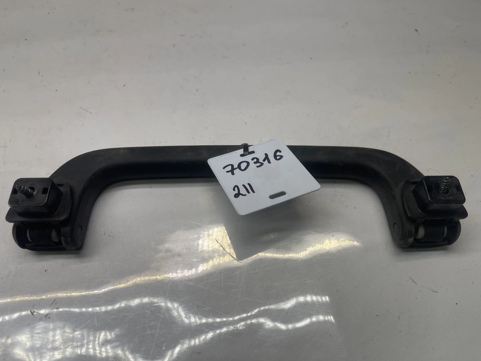 Поручень потолочный задний Mercedes-Benz W211 A2218100551 - миниатюра 2
