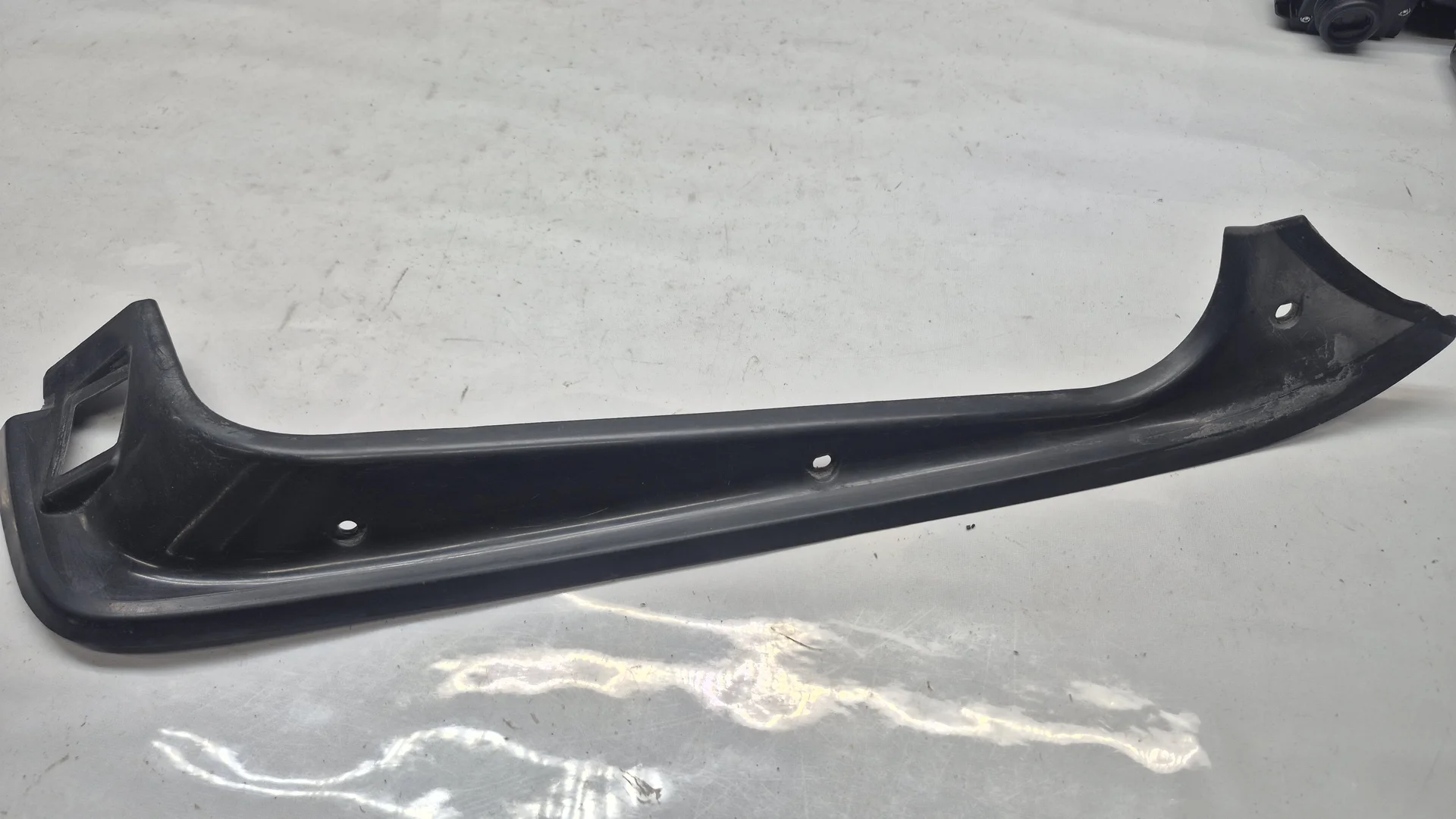Водосток багажника правый Mercedes-Benz W210 A2106930233 - изображение 1