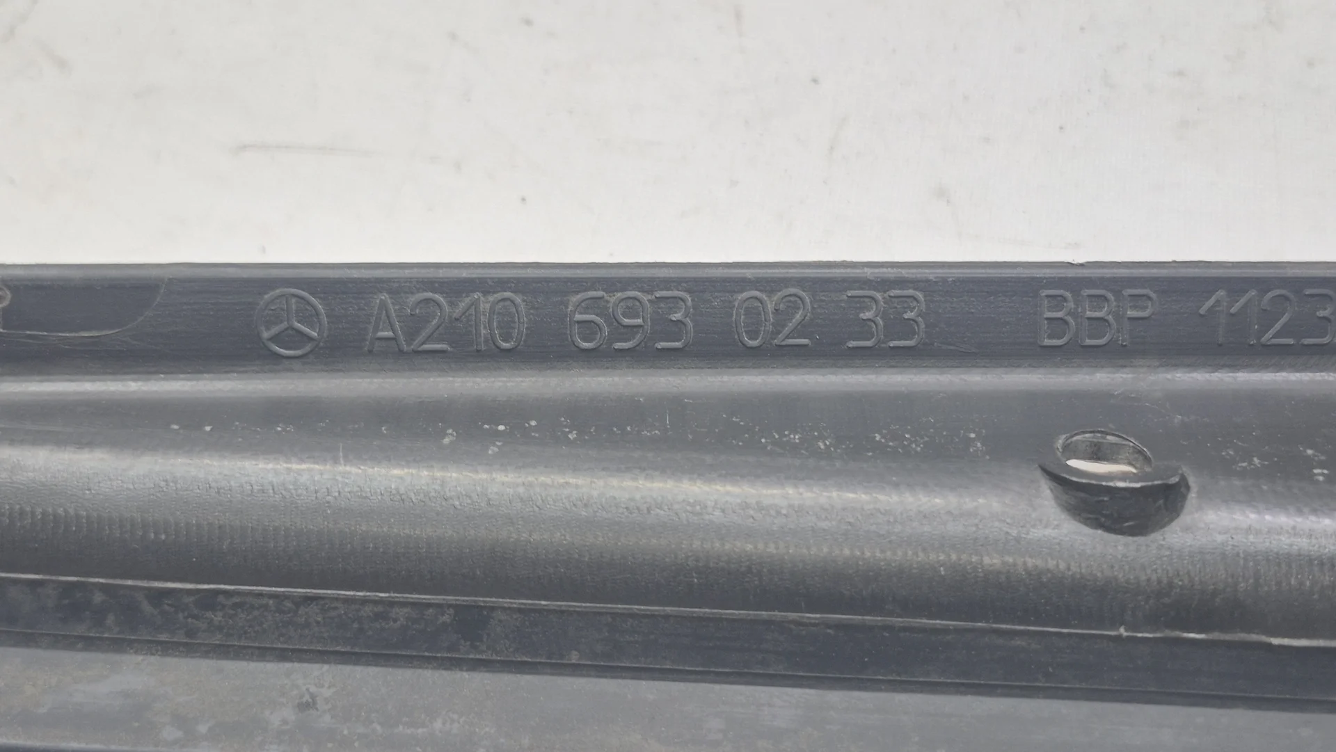 Водосток багажника правый Mercedes-Benz W210 A2106930233 - миниатюра 2