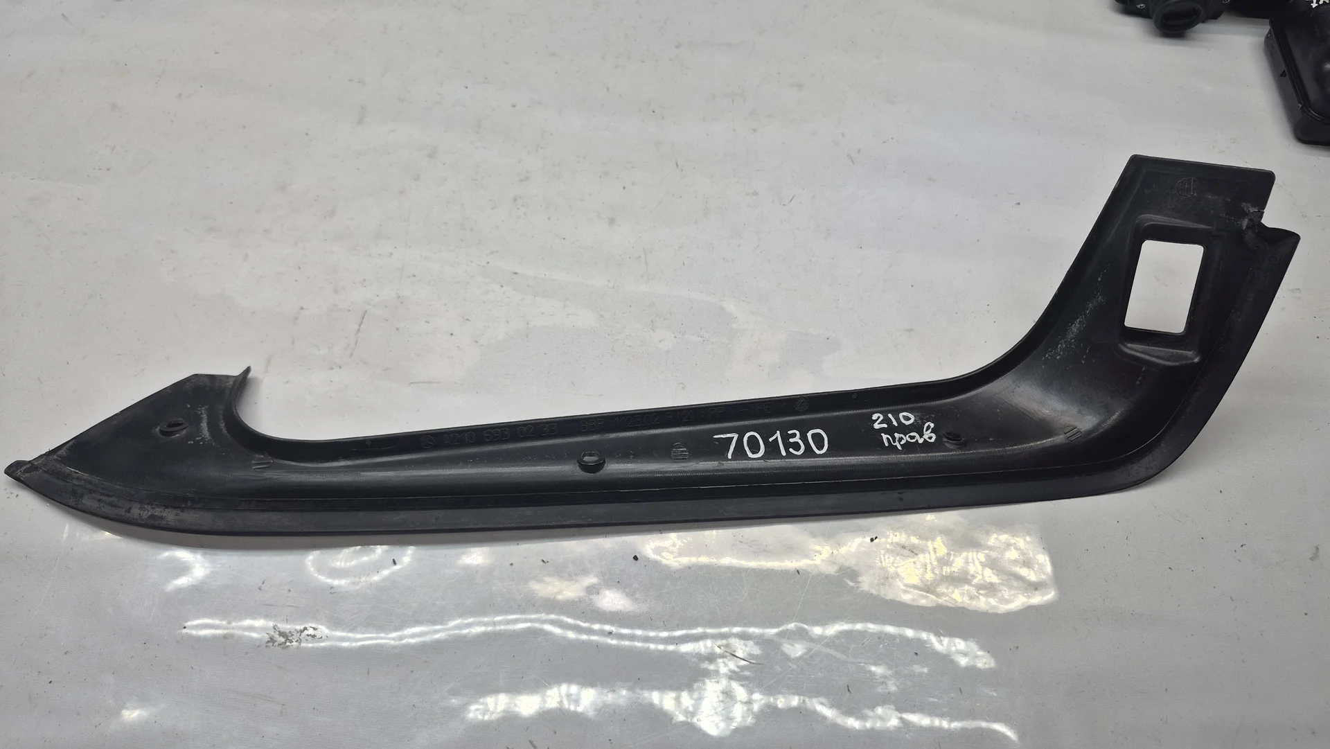 Водосток багажника правый Mercedes-Benz W210 A2106930233 - миниатюра 3