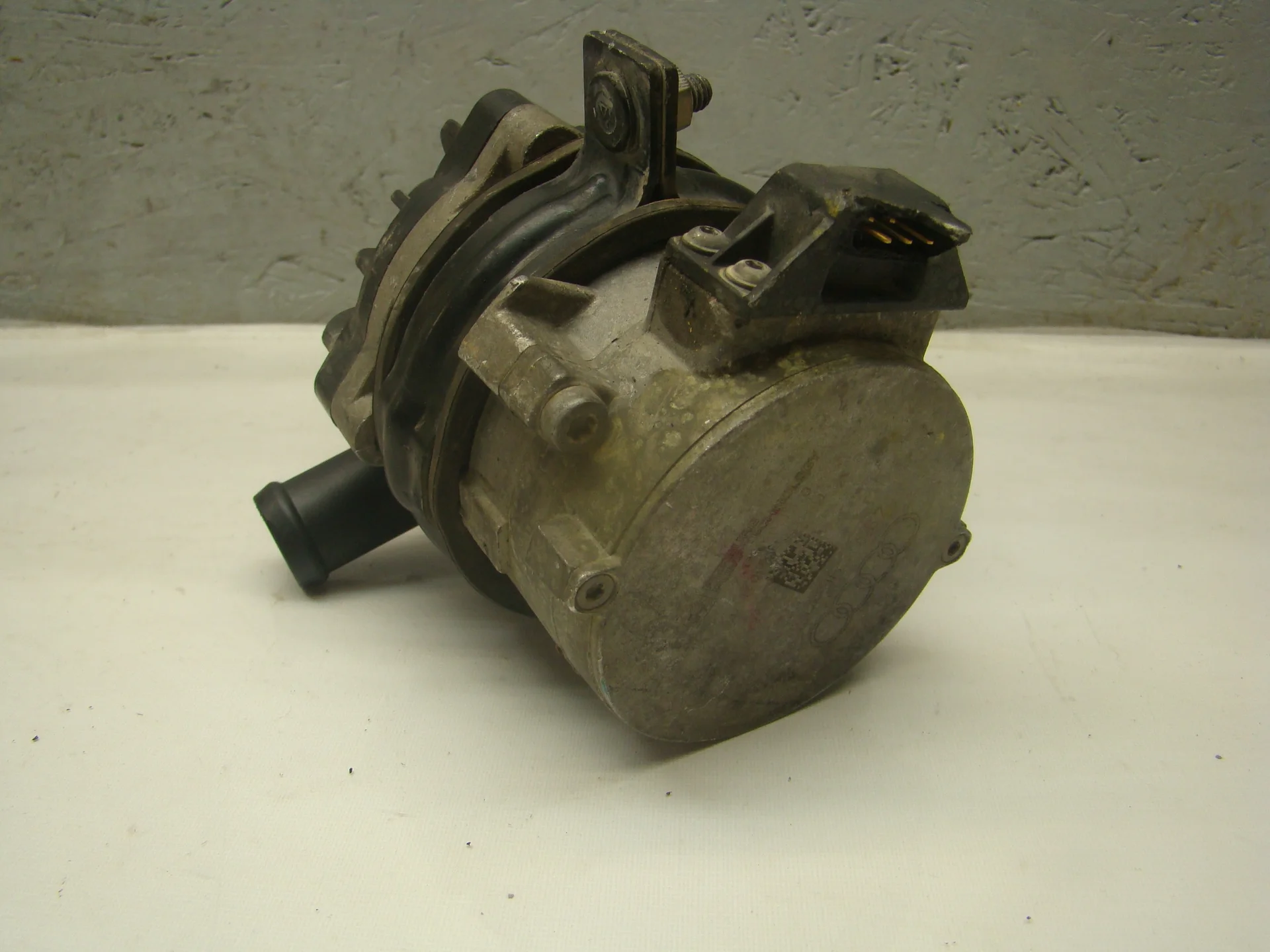 Помпа дополнительной прокачки антифриза Audi A6 IV 4G (C7) CGW 8K0965567 - миниатюра 2
