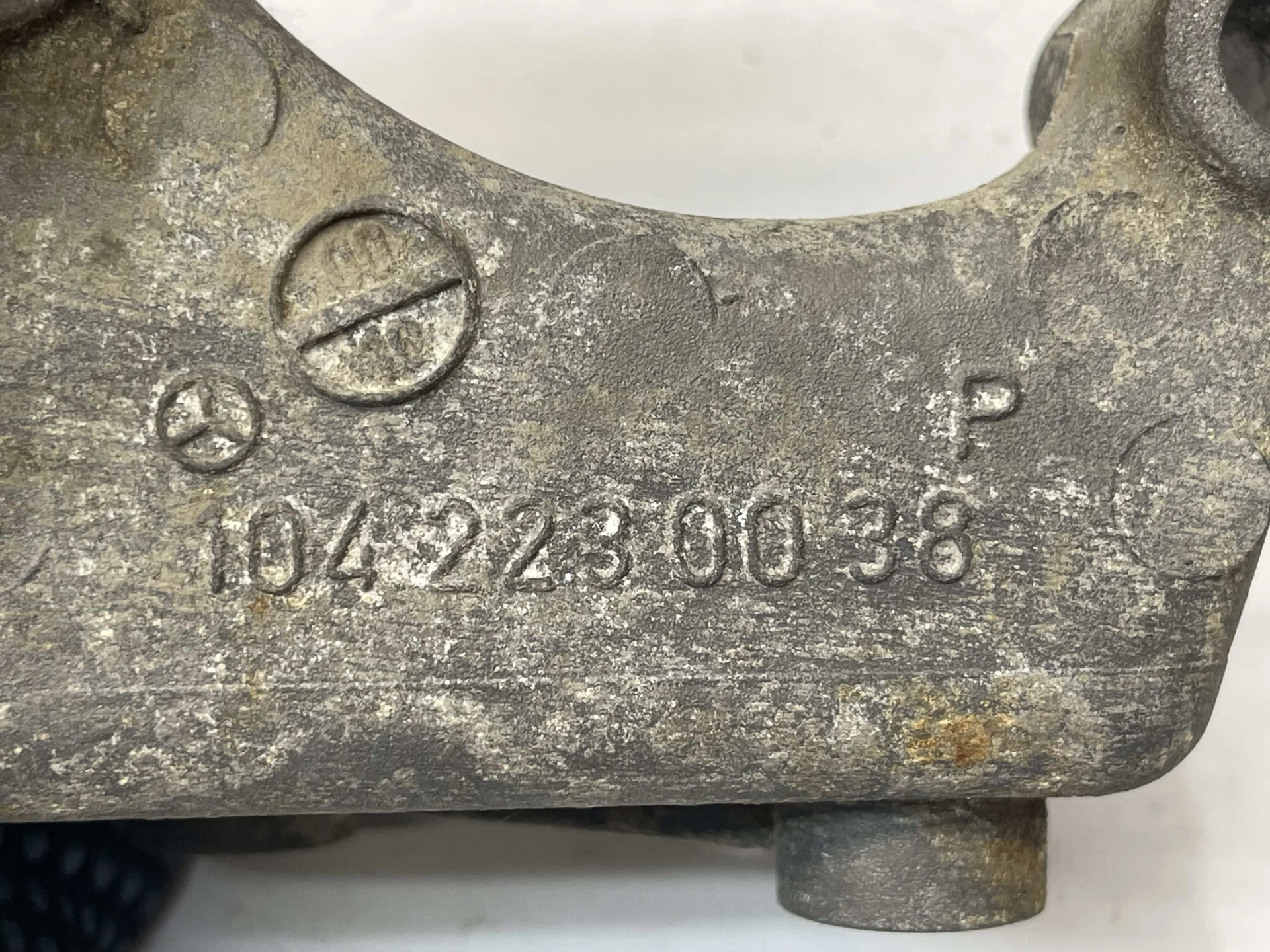 Кронштейн переднего редуктора левый Mercedes-Benz W210 112 A1042230038 - миниатюра 3