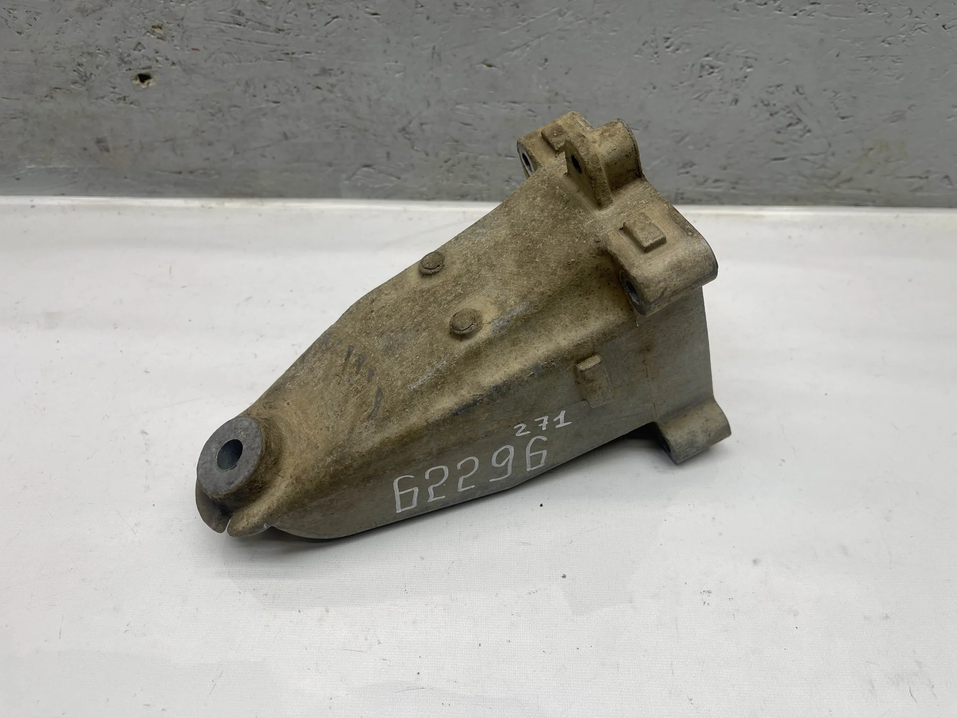 Кронштейн двигателя правый Mercedes-Benz W204 271 A2712232304 - изображение 1
