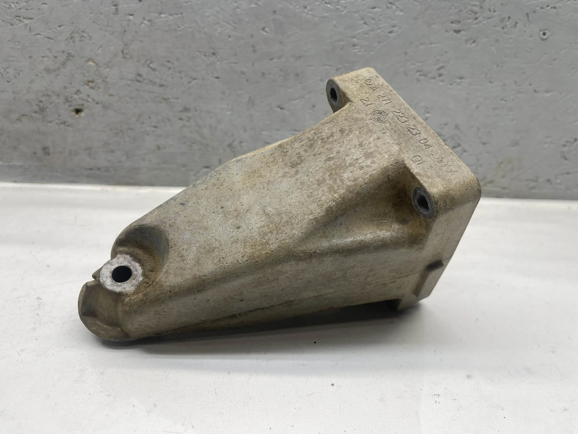 Кронштейн двигателя правый Mercedes-Benz W204 271 A2712232304 - миниатюра 2