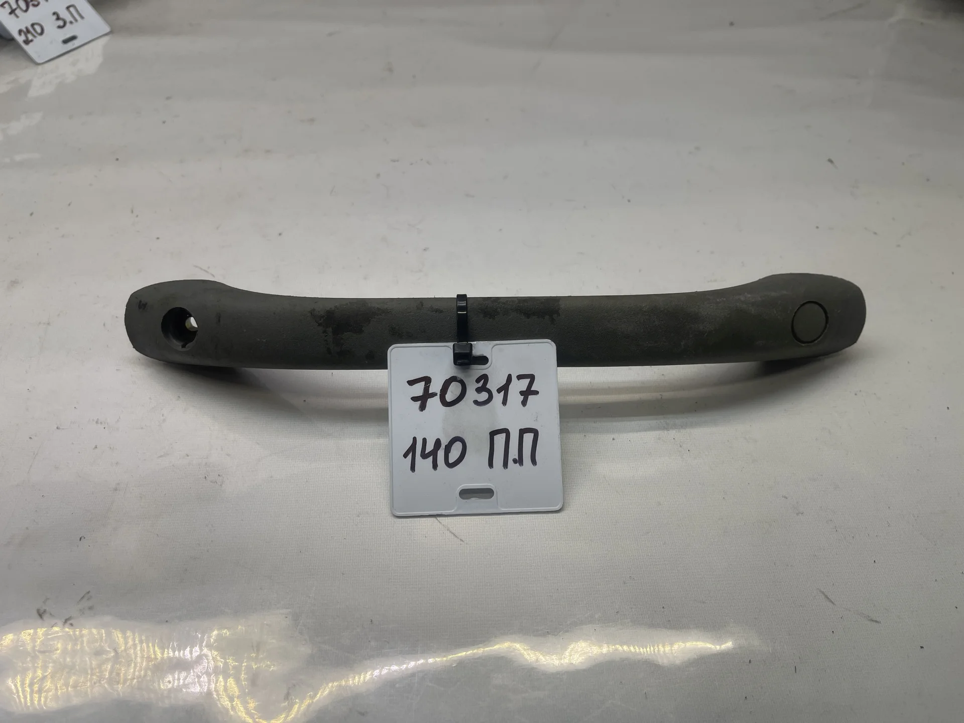 Поручень потолочный передний правый Mercedes-Benz W140 A1408102251 - изображение 1
