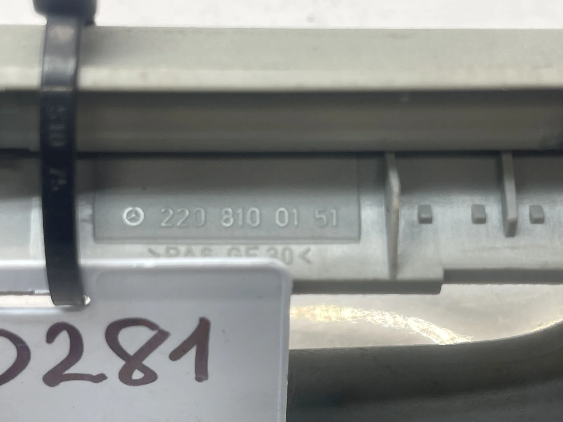 Поручень потолочный передний правый Mercedes-Benz W220 A2208100151 - миниатюра 3