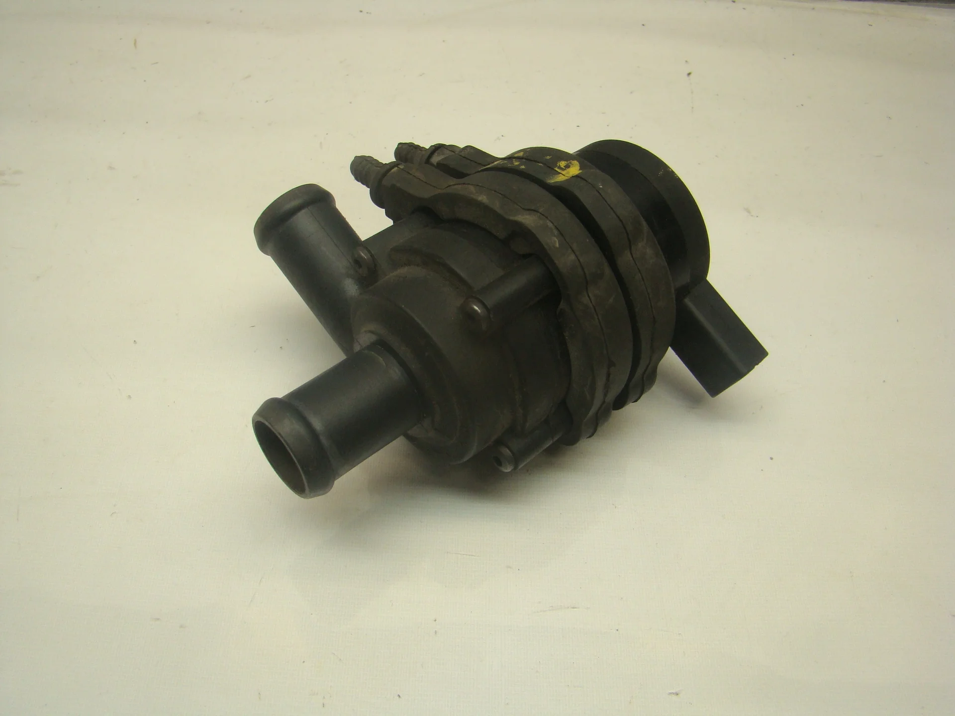Помпа дополнительной прокачки антифриза Volkswagen Amarok I 2H CDC 7H0965561 - изображение 1