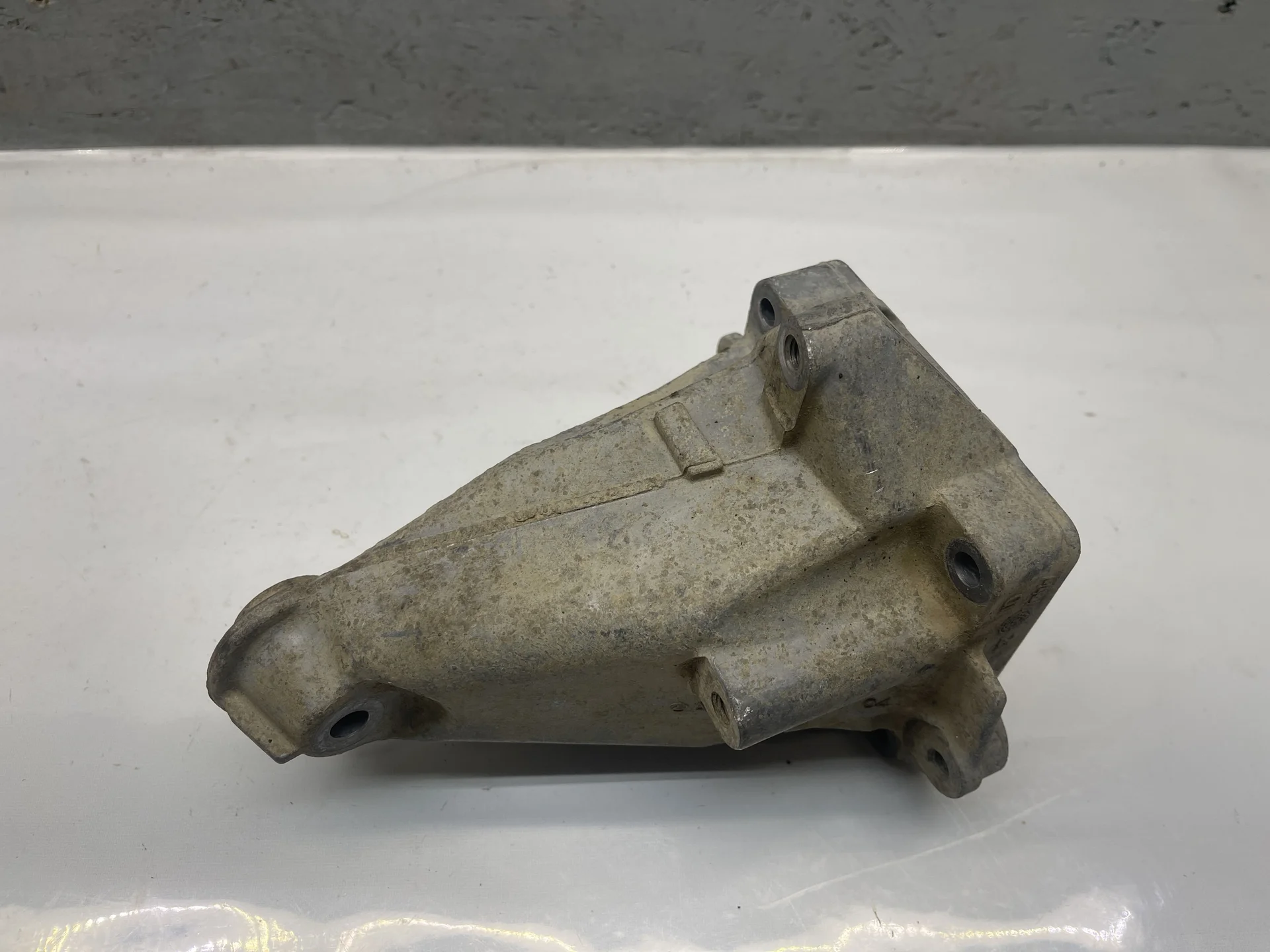 Кронштейн двигателя левый Mercedes-Benz W204 271 A2712232704 - миниатюра 2