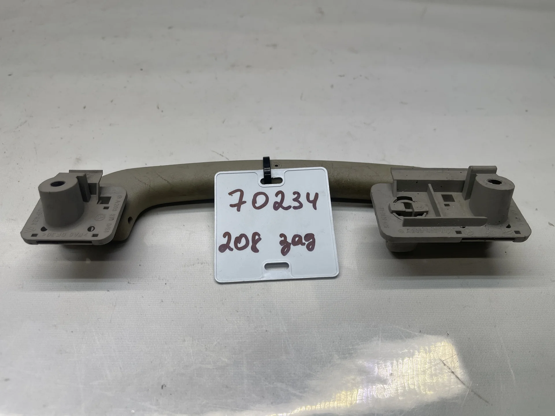 Поручень потолочный задний правый Mercedes-Benz C208 A2088100451 - миниатюра 2