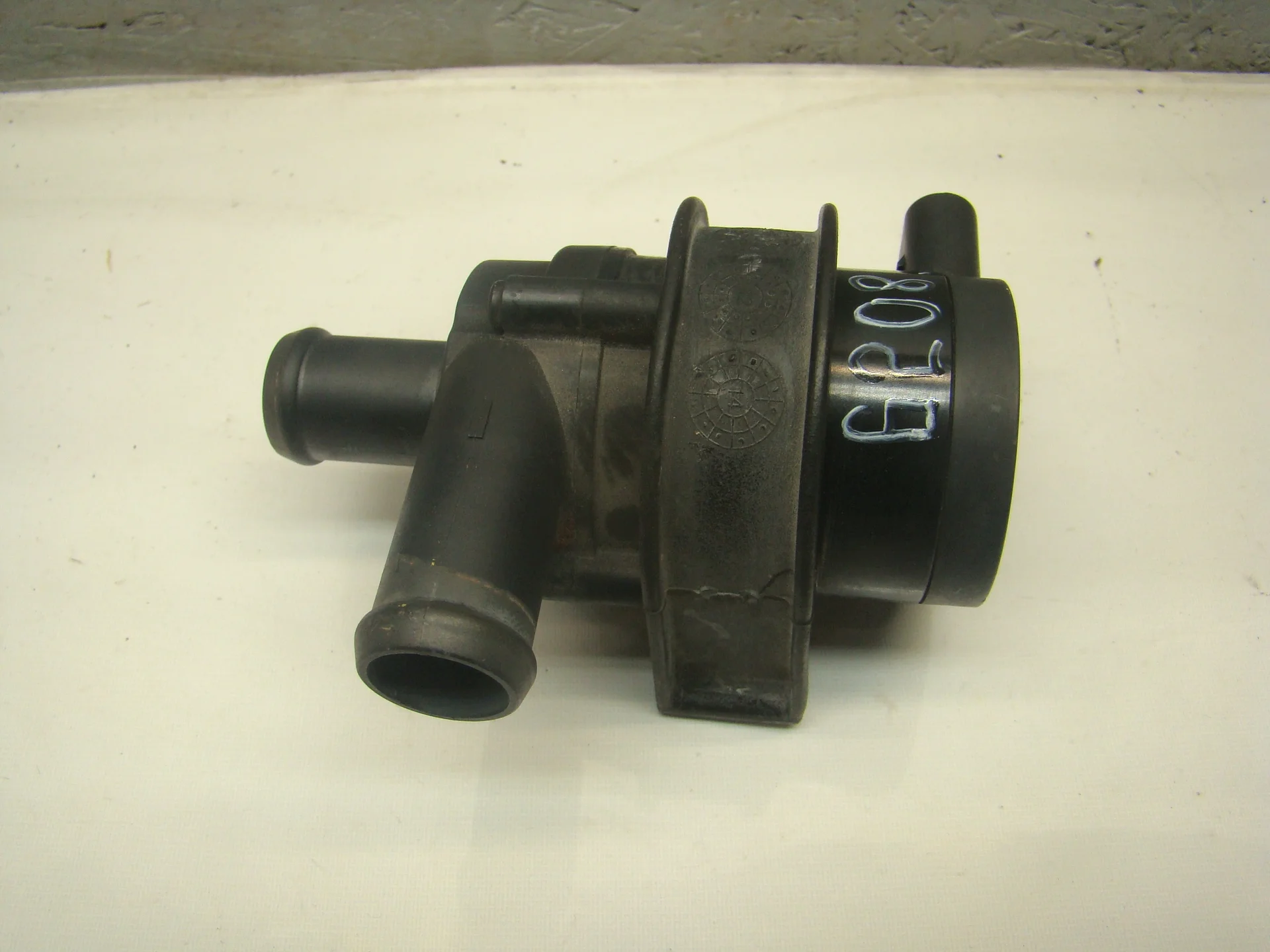 Помпа дополнительной прокачки антифриза Volkswagen Golf V 5K (Mk5) CAX 1K0965561F - изображение 1