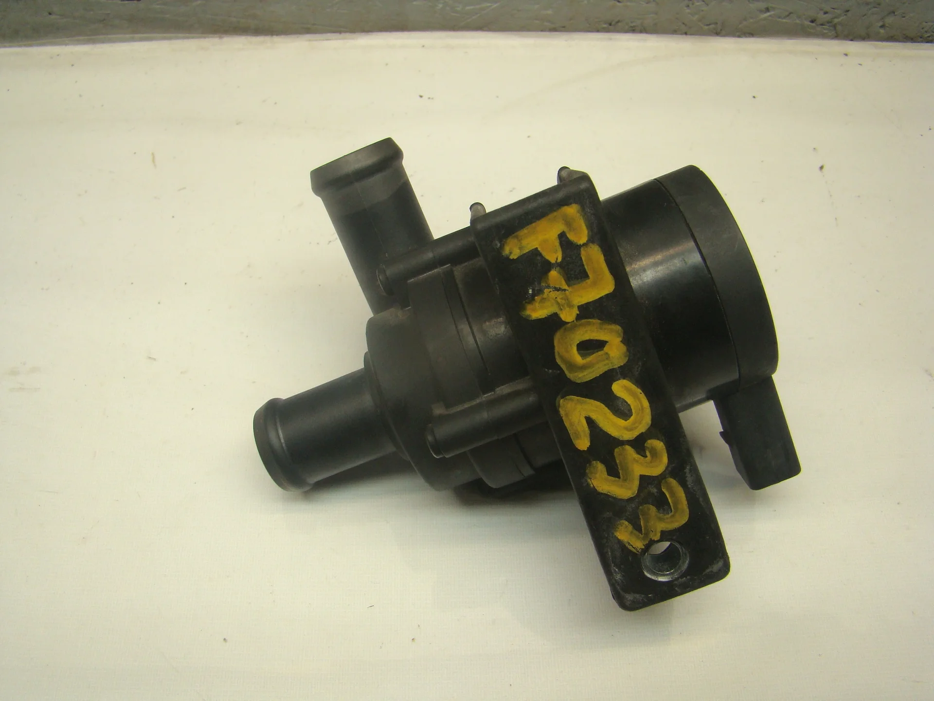 Помпа дополнительной прокачки антифриза Volkswagen Golf V 5K (Mk5) CAX 1K0965561F - миниатюра 2