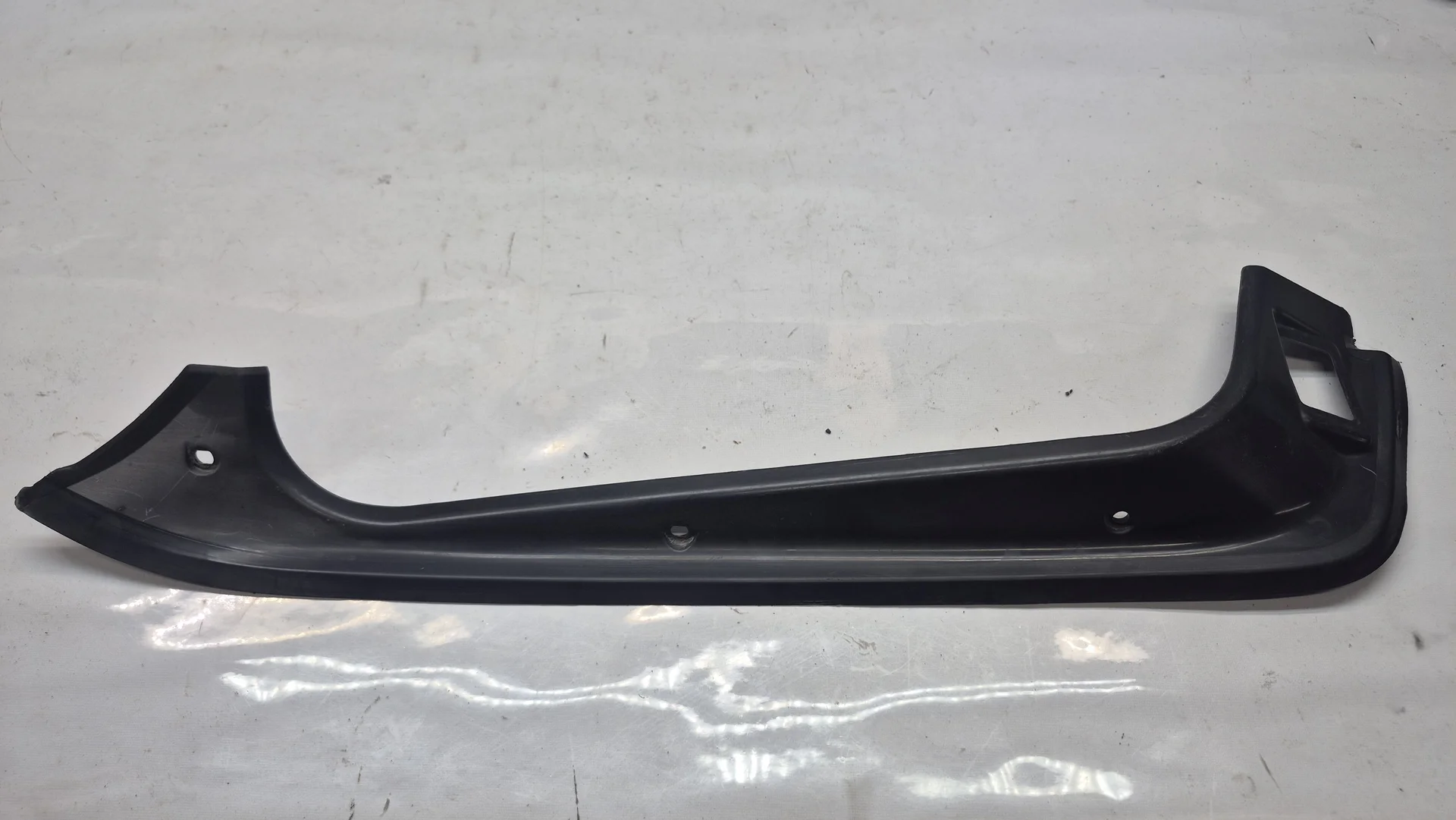 Водосток багажника левый Mercedes-Benz W210 A2106930133 - изображение 1