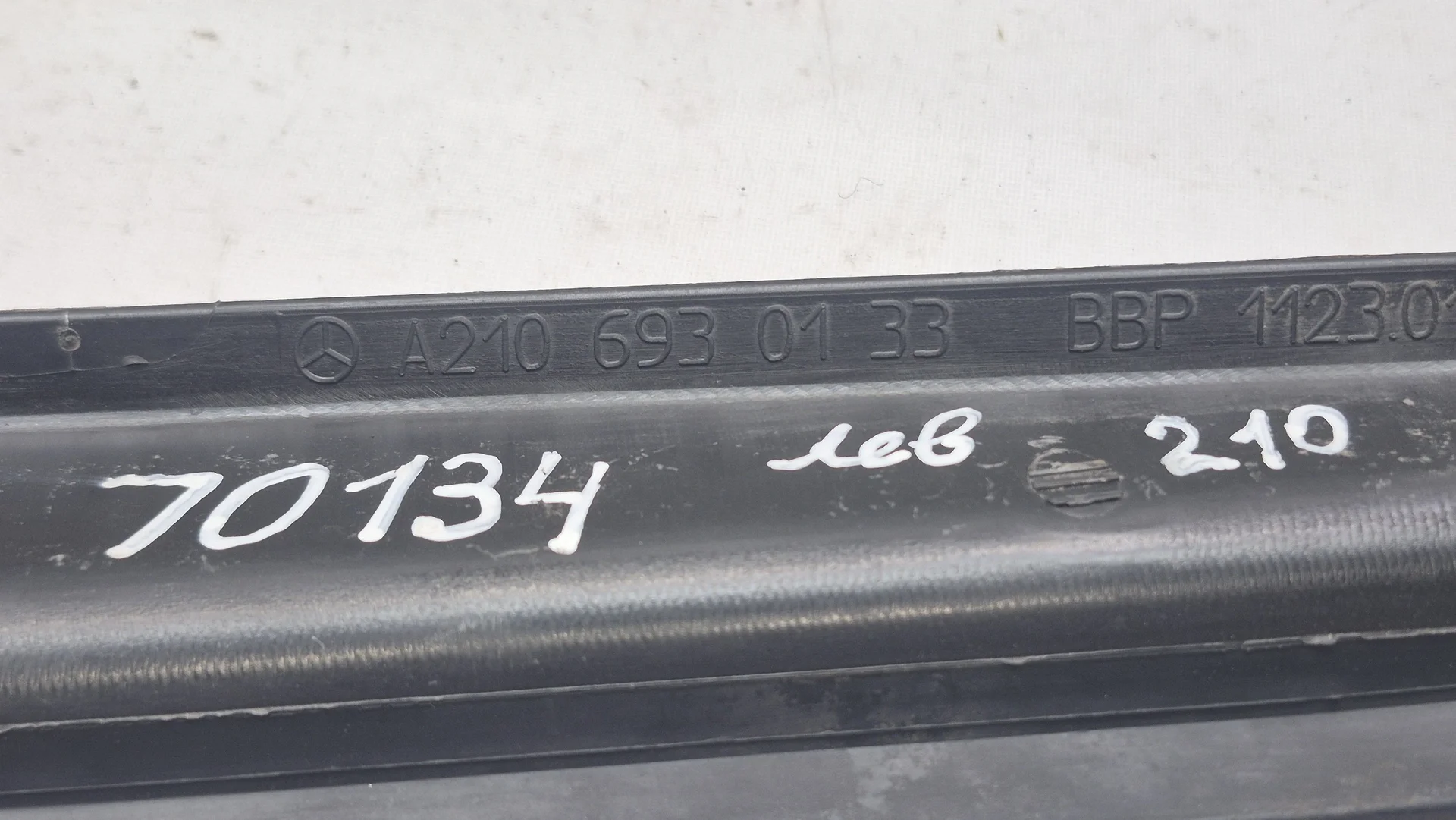 Водосток багажника левый Mercedes-Benz W210 A2106930133 - миниатюра 2