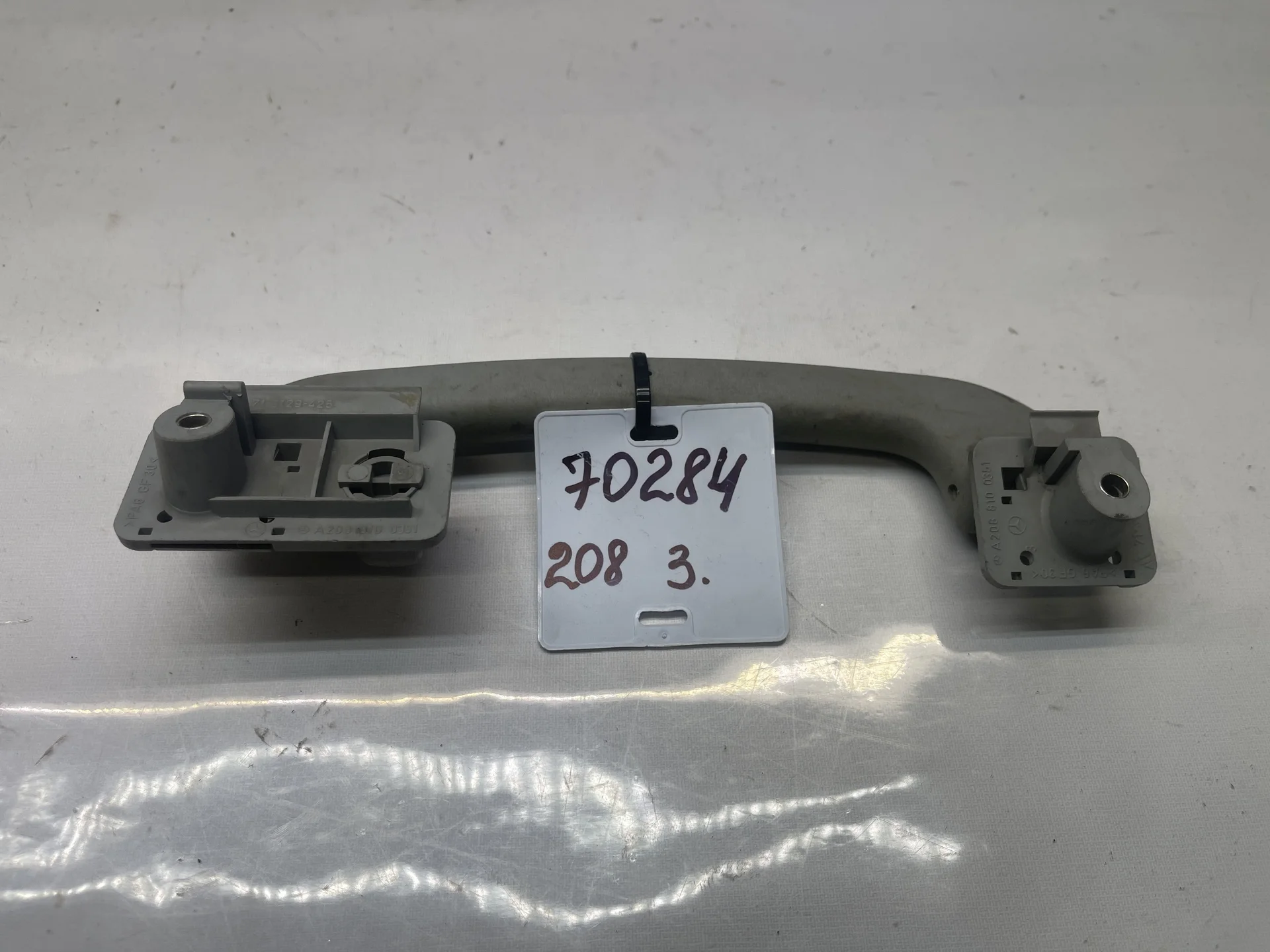 Поручень потолочный задний левый Mercedes-Benz C208 A2088100351 - миниатюра 2