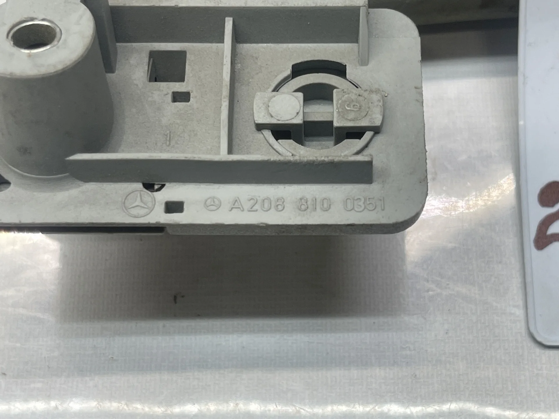 Поручень потолочный задний левый Mercedes-Benz C208 A2088100351 - миниатюра 3