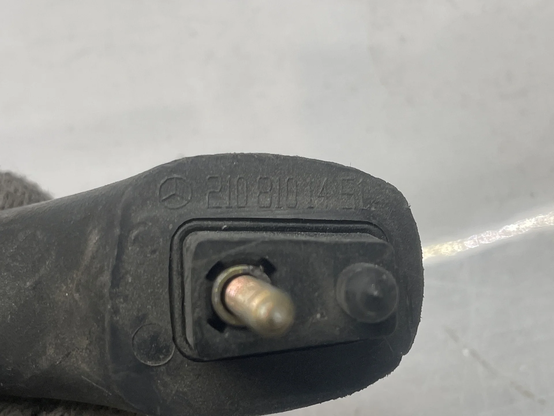 Поручень потолочный передний правый Mercedes-Benz W210 A2108101451 - миниатюра 2