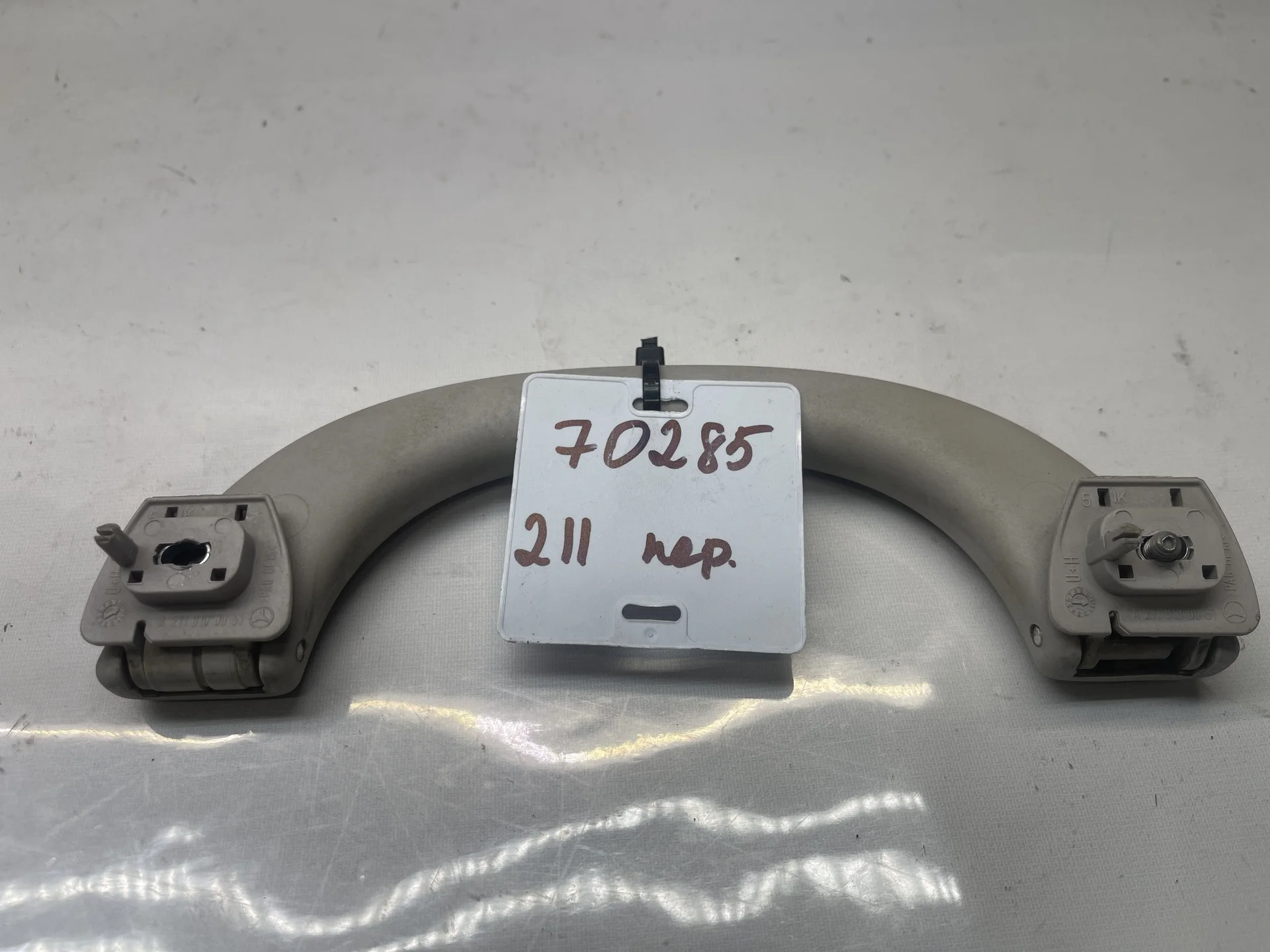 Поручень потолочный передний левый Mercedes-Benz W211  A2118100051 - миниатюра 2