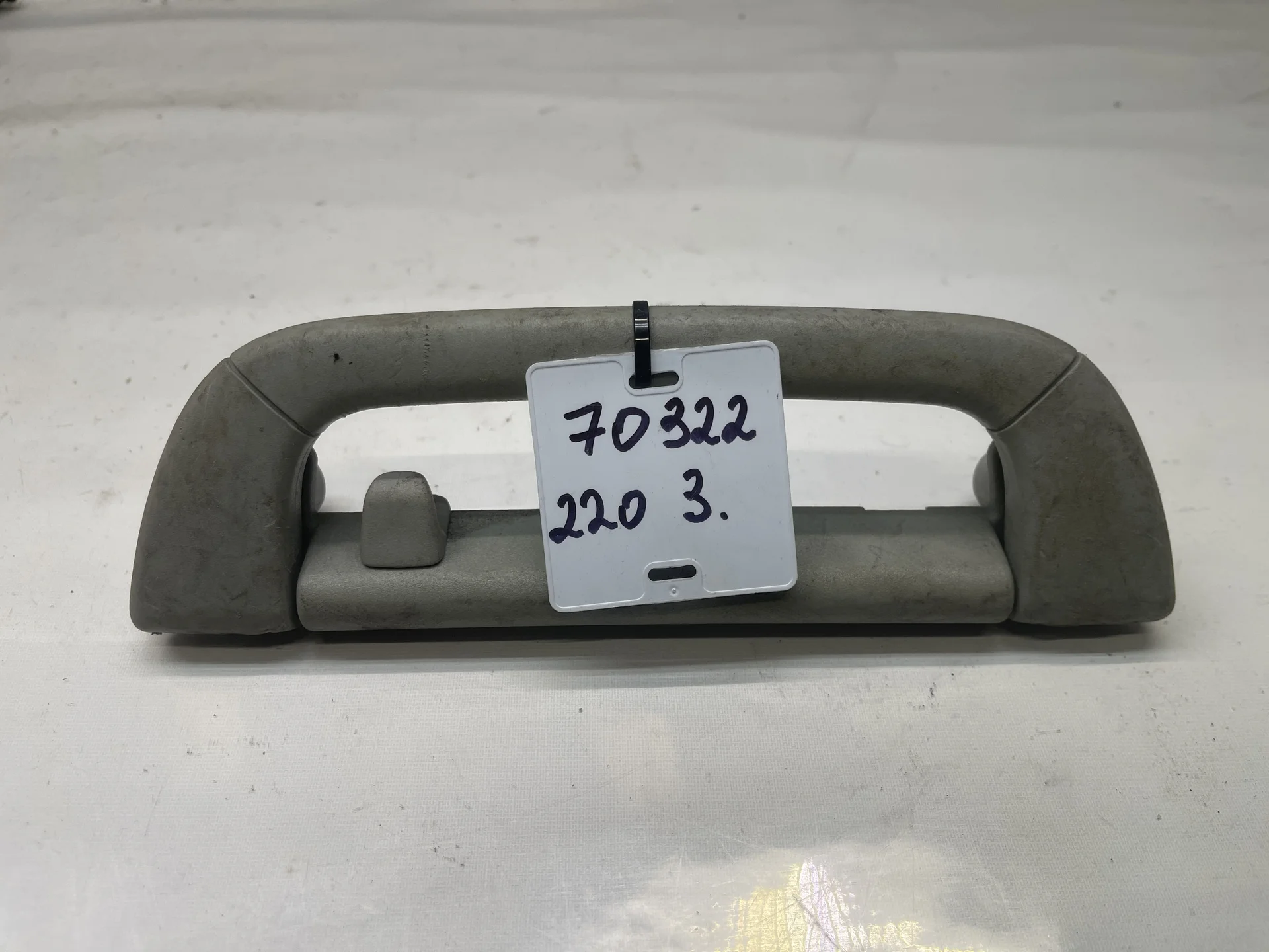Поручень потолочный Mercedes-Benz W220 A2208100551 - изображение 1
