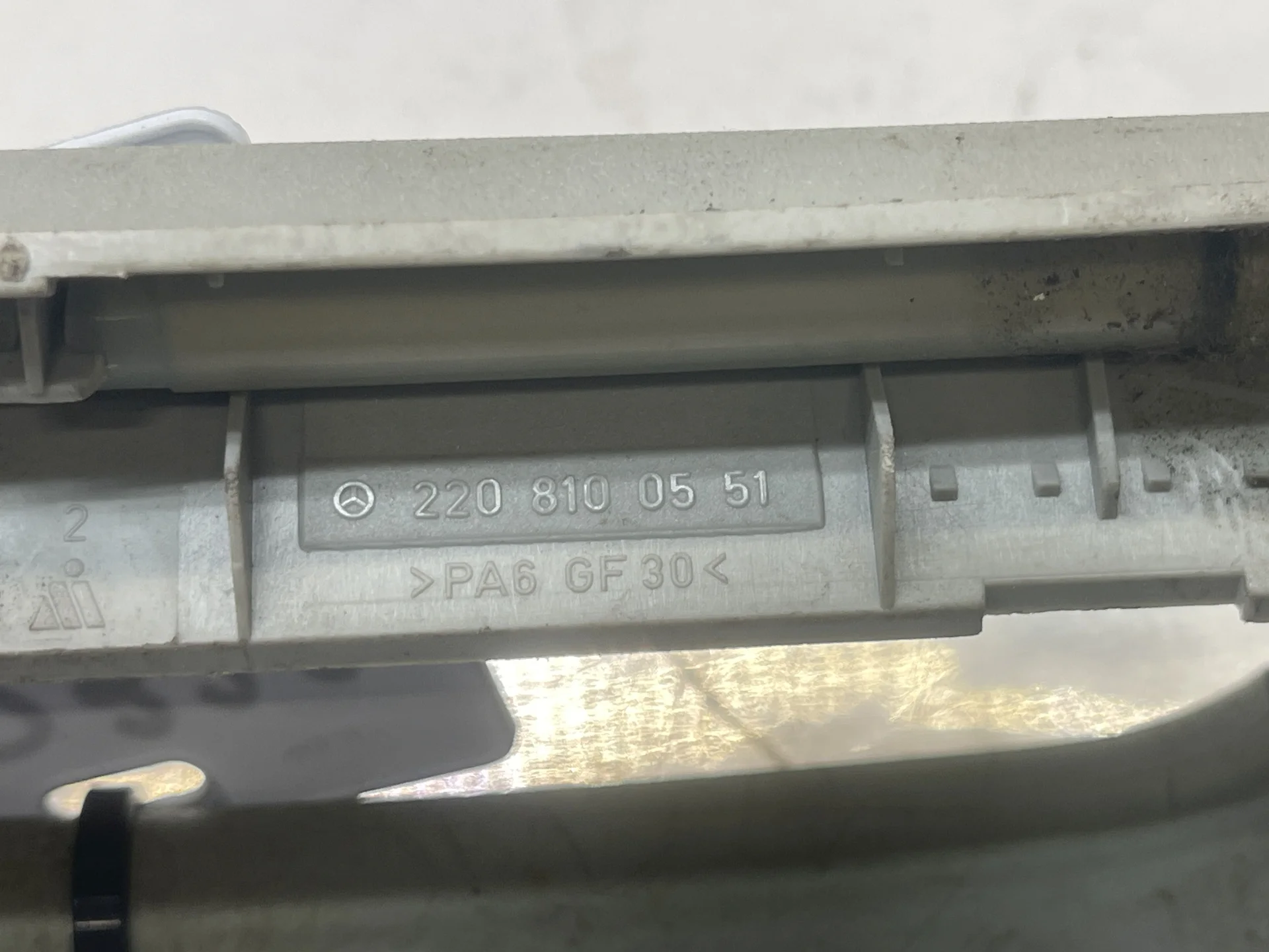 Поручень потолочный Mercedes-Benz W220 A2208100551 - миниатюра 2