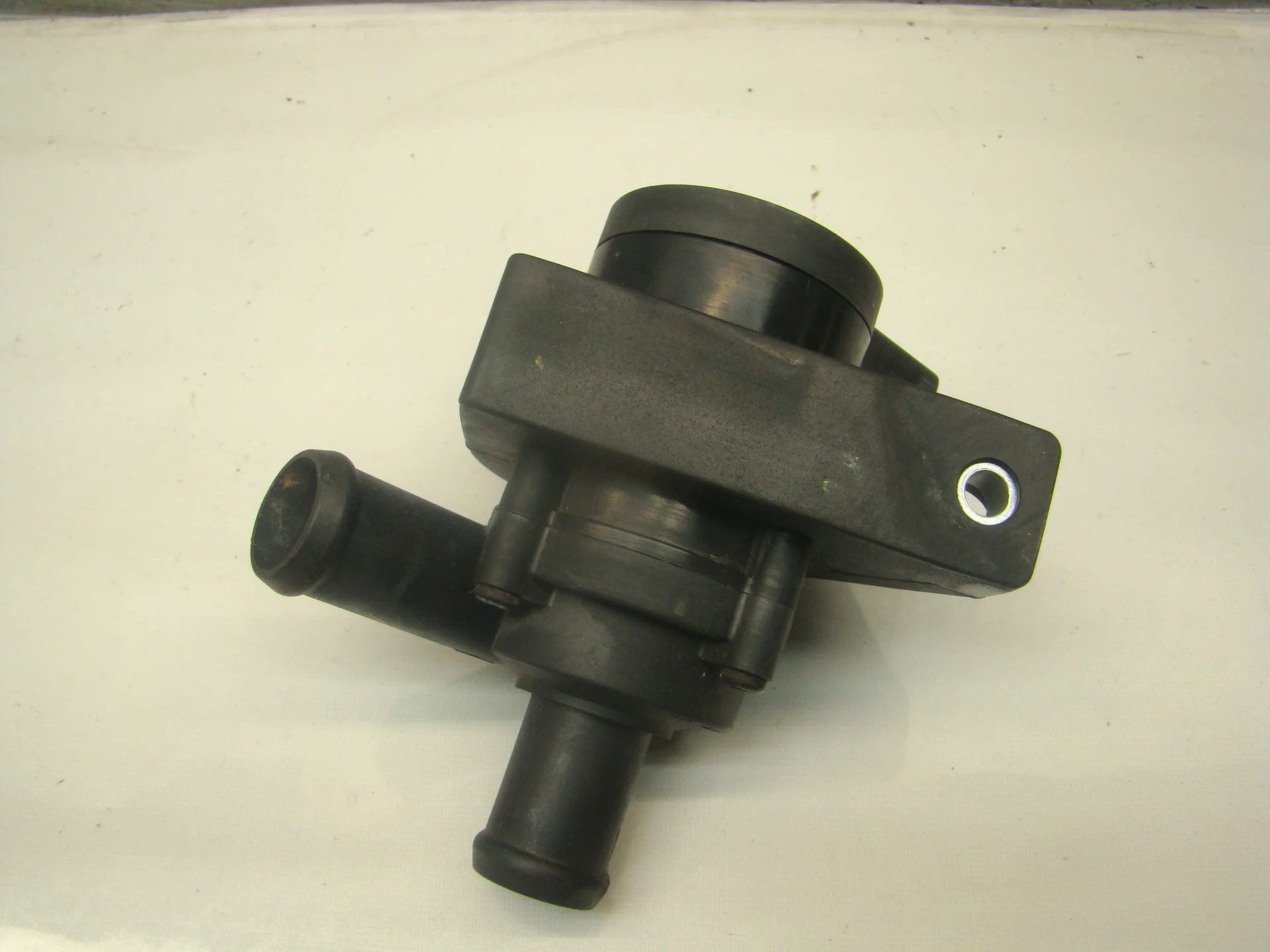 Помпа дополнительной прокачки антифриза Volkswagen Golf V 5K (Mk5) CAX 1K0965561F - миниатюра 2
