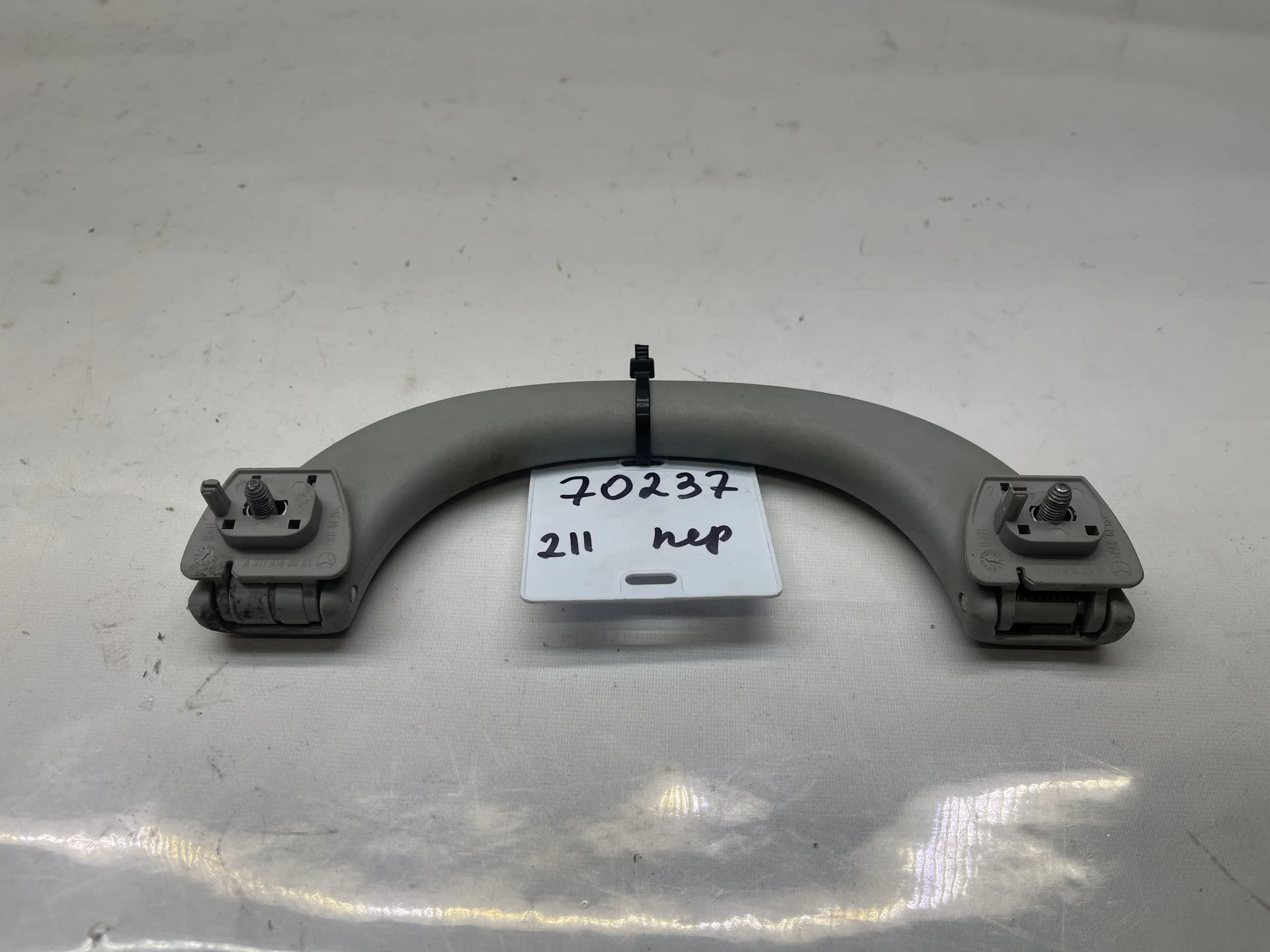 Поручень потолочный передний Mercedes-Benz W211 A2118100051 - миниатюра 2