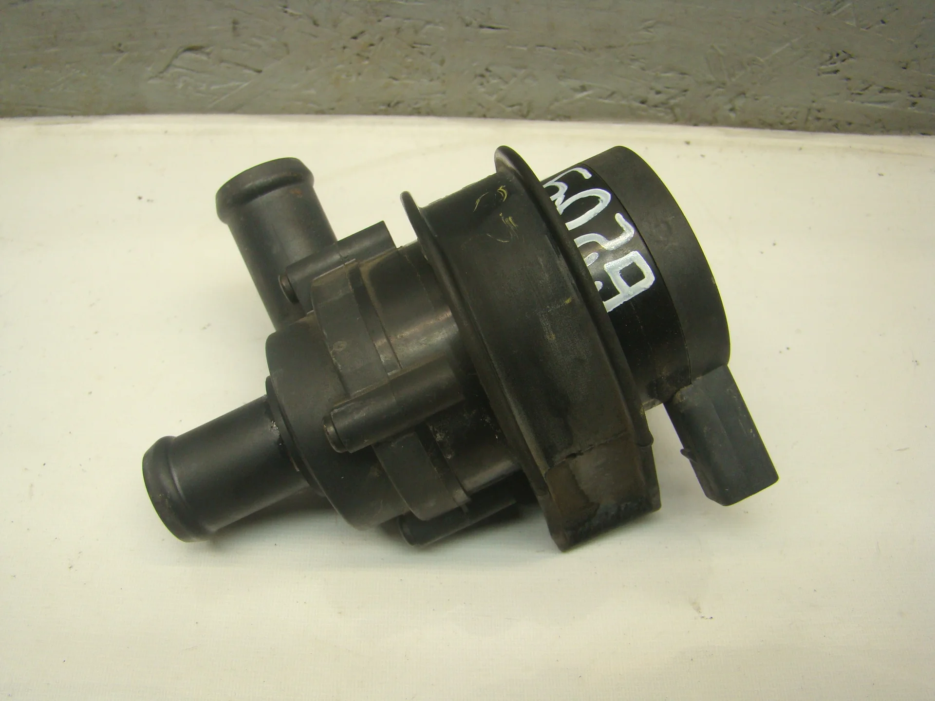 Помпа дополнительной прокачки антифриза Volkswagen Golf V 5K (Mk5) CAX 1K0965561F - изображение 1