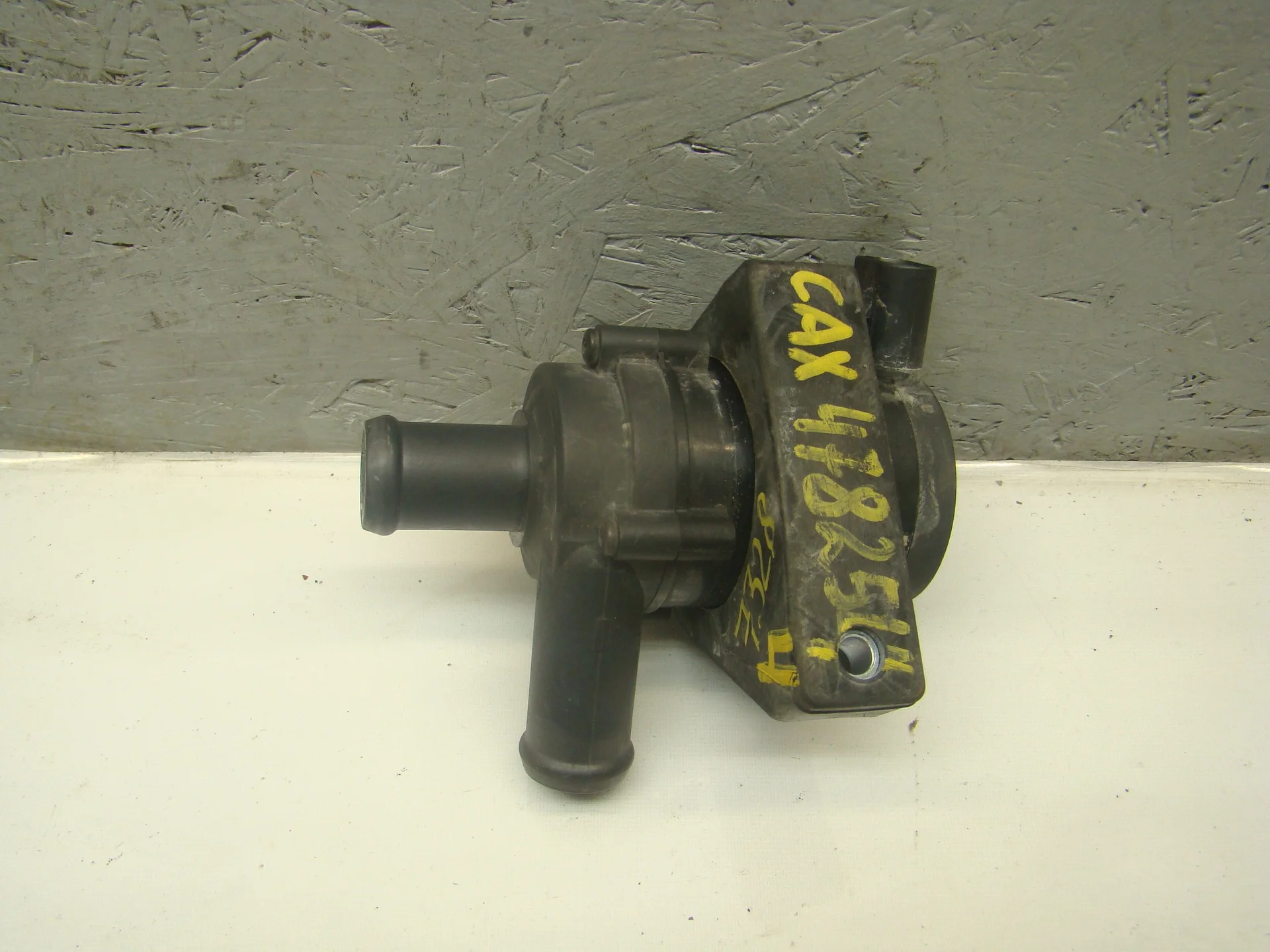 Помпа дополнительной прокачки антифриза Volkswagen Golf V 5K (Mk5) CAX 1K0965561F - миниатюра 2