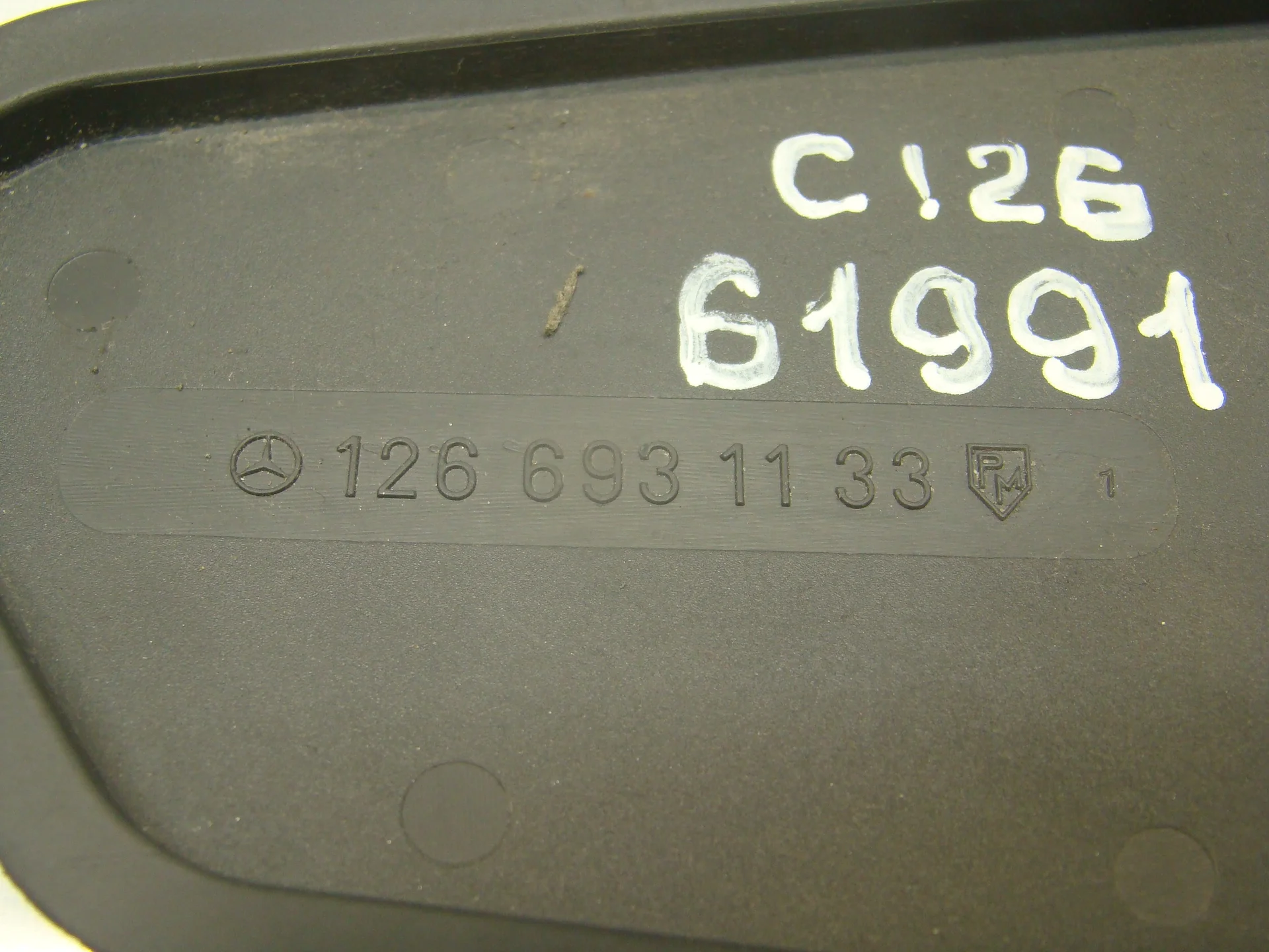 Заглушка багажного отделения Mercedes-Benz C126  A1266931133 - миниатюра 4