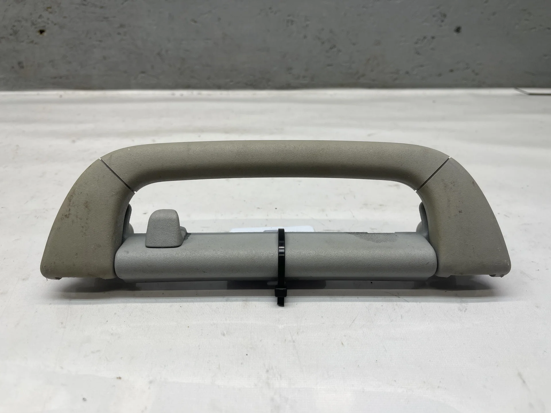 Поручень потолочный Mercedes-Benz W220 A2208100551 - изображение 1