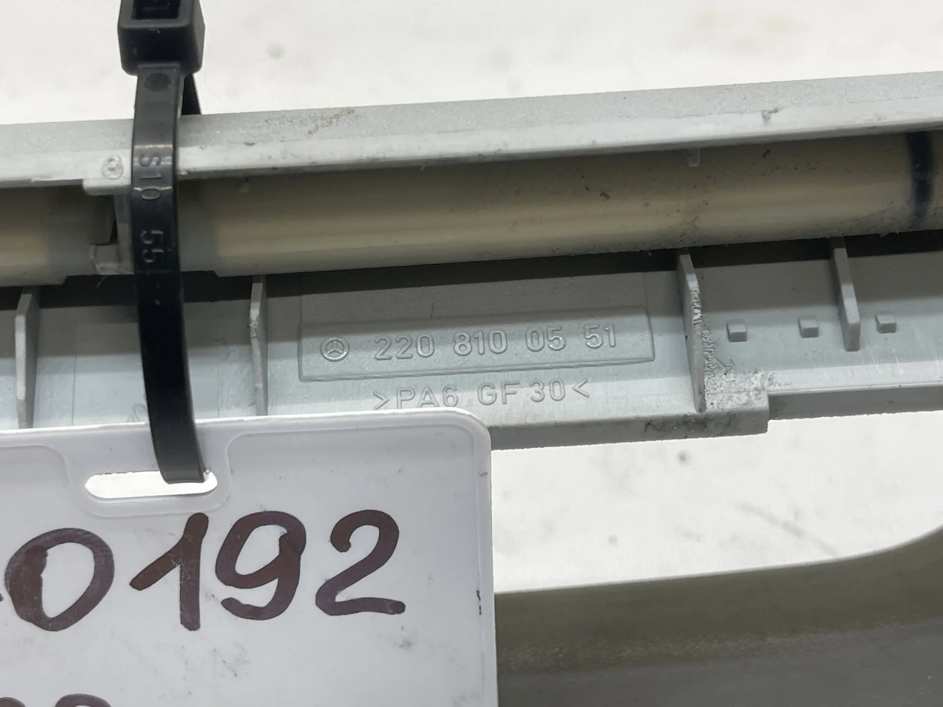 Поручень потолочный Mercedes-Benz W220 A2208100551 - миниатюра 3