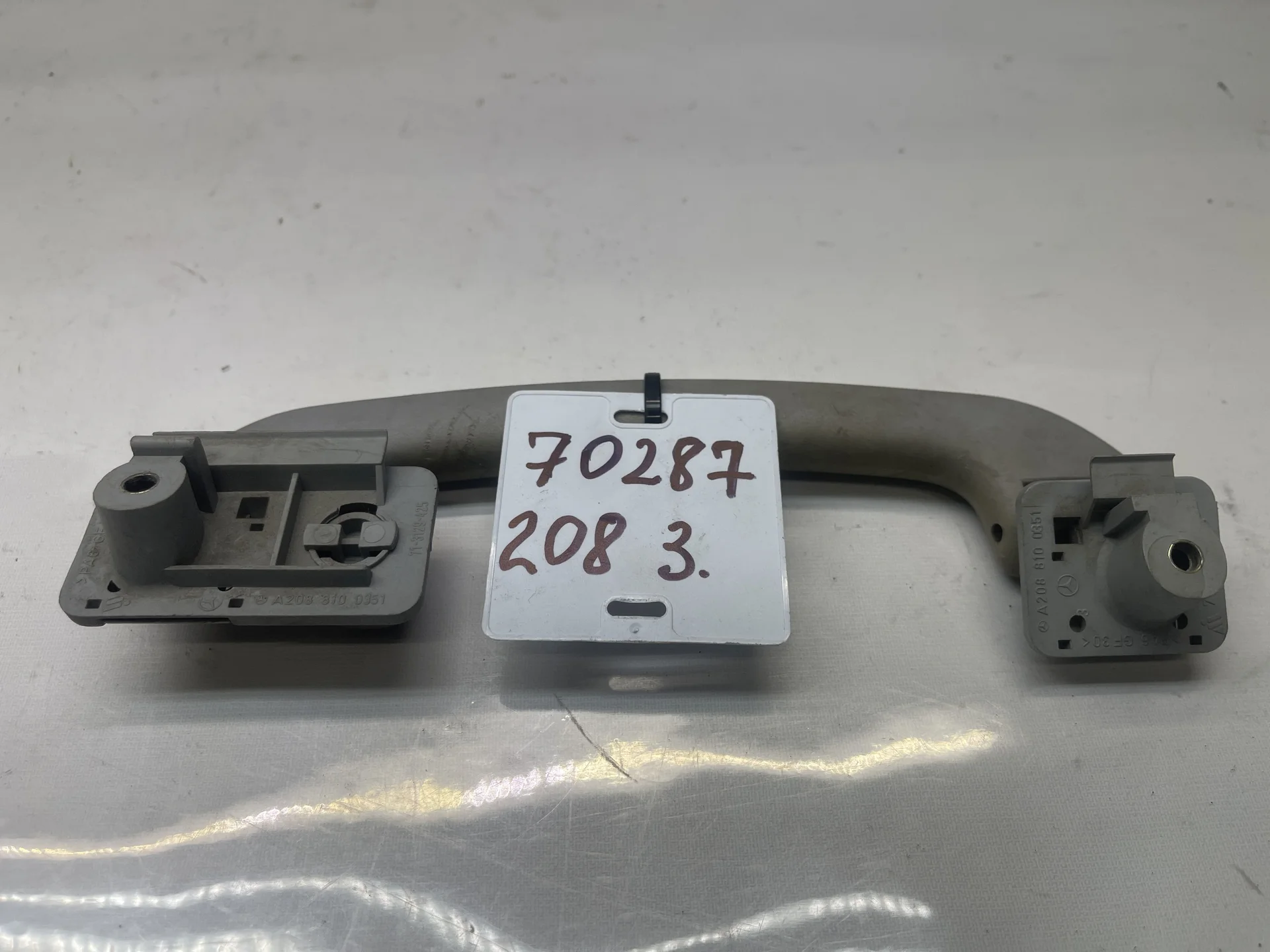 Поручень потолочный задний левый Mercedes-Benz C208  A2088100351 - миниатюра 2