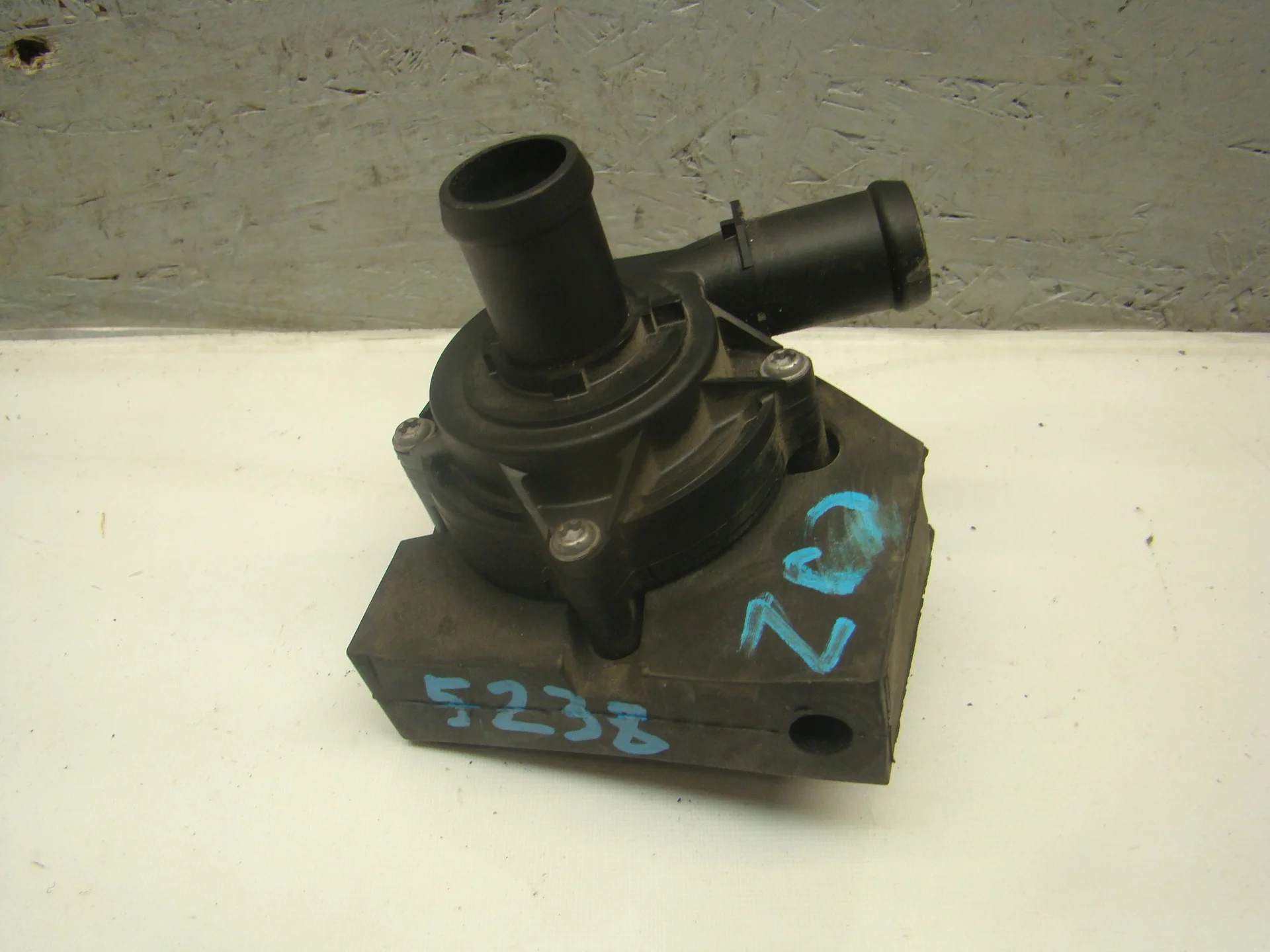 Помпа дополнительной прокачки антифриза Volkswagen Golf V 5K (Mk5) CZC 5Q0965567 - миниатюра 2