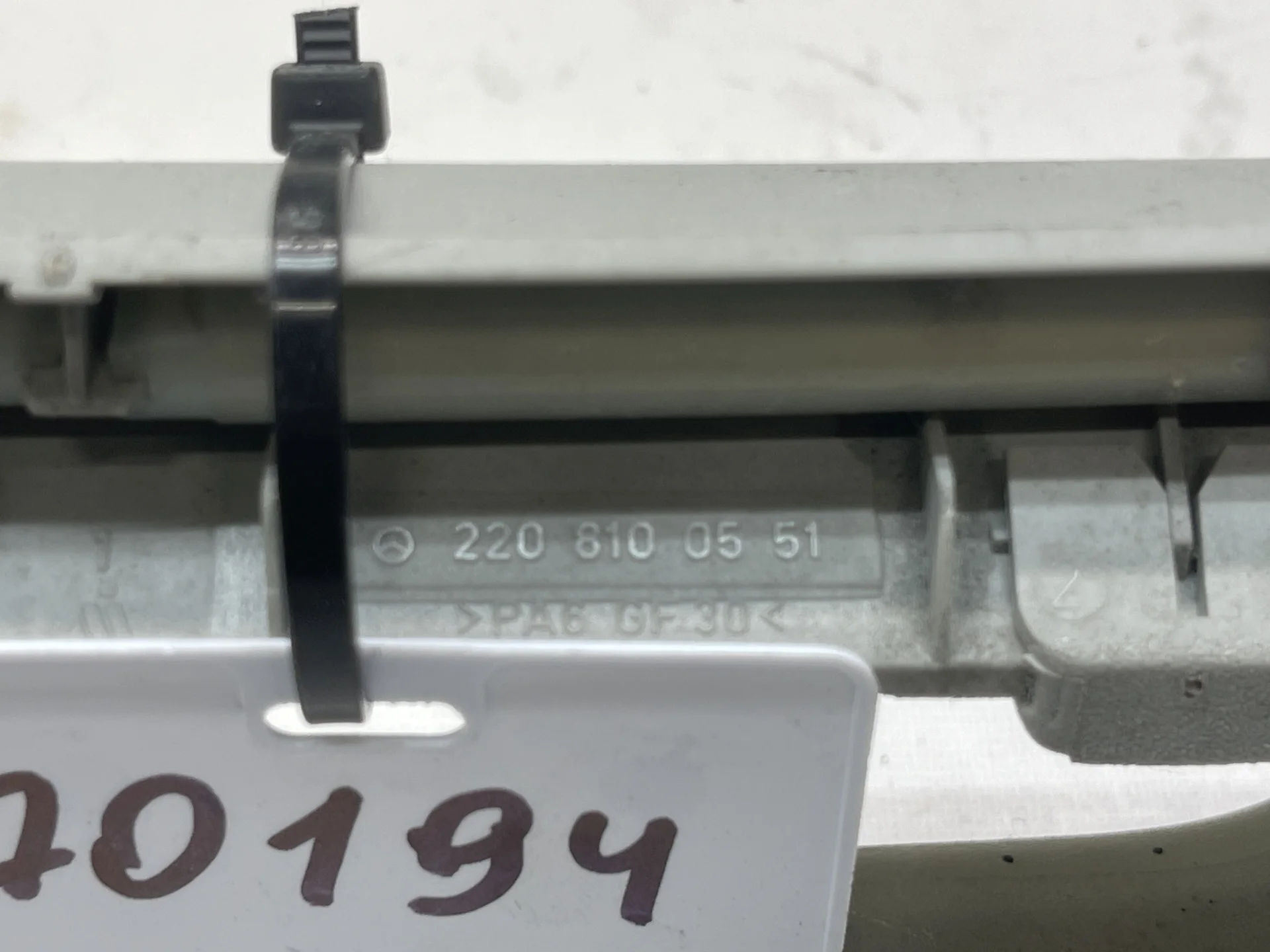 Поручень потолочный Mercedes-Benz W220 A2208100551 - миниатюра 3