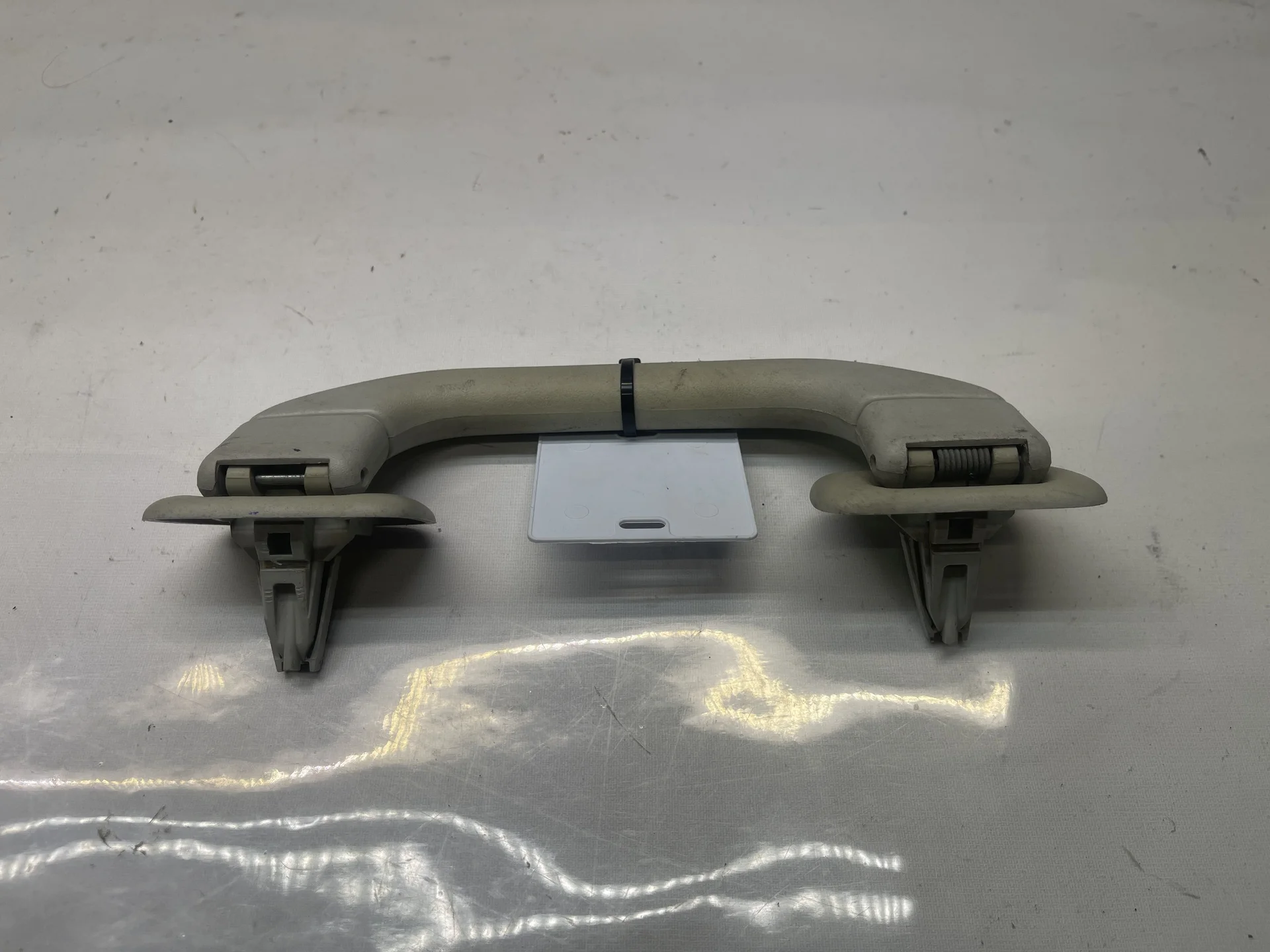 Поручень потолочный передний Mercedes-Benz W163 A1638100051 - изображение 1
