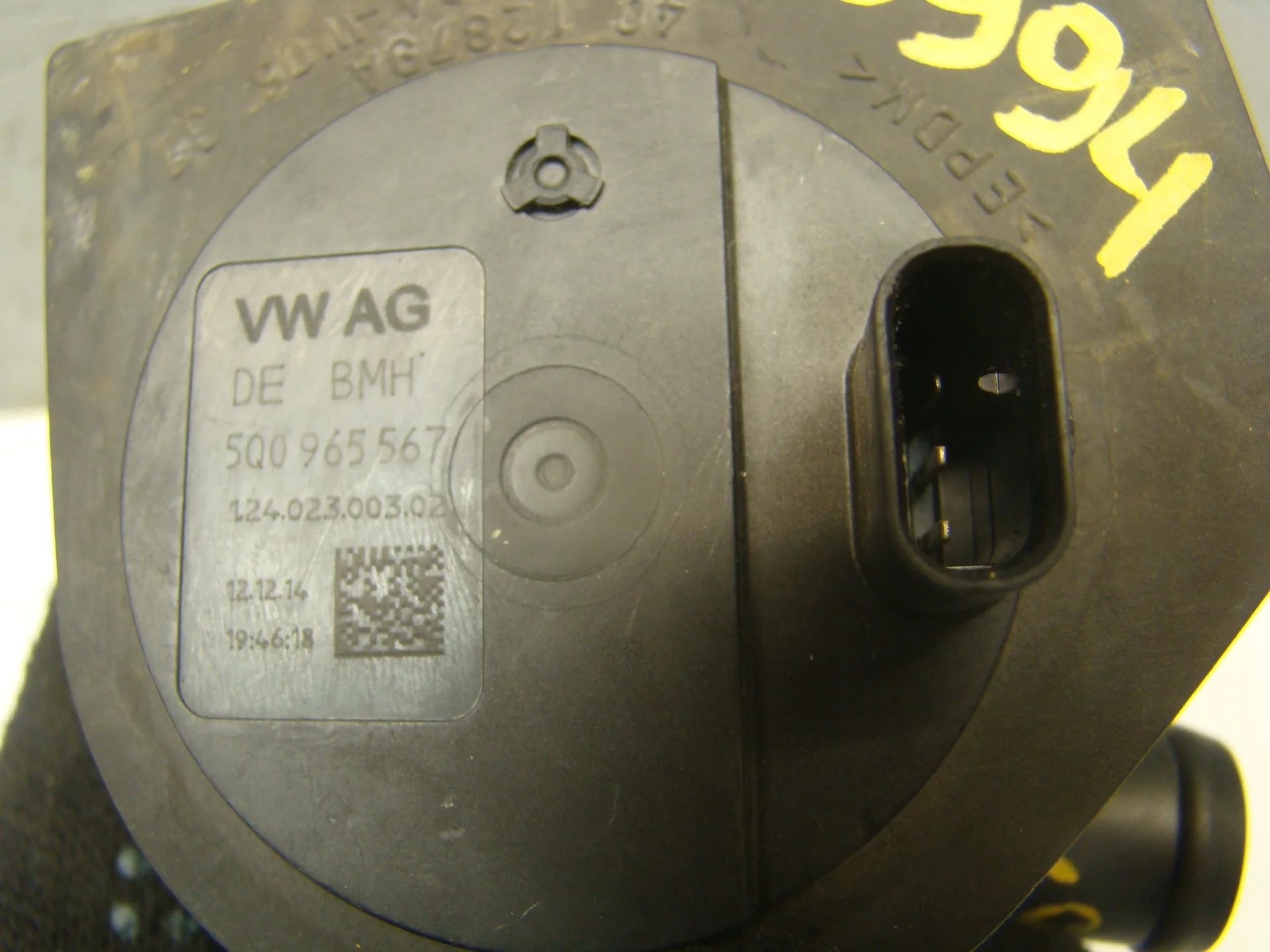 Помпа дополнительной прокачки антифриза Volkswagen Golf V 5K (Mk5) CXS 5Q0965567 - миниатюра 3