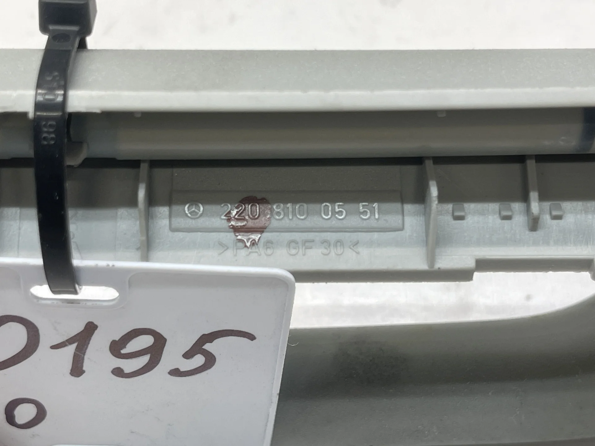 Поручень потолочный Mercedes-Benz W220 A2208100551 - миниатюра 3