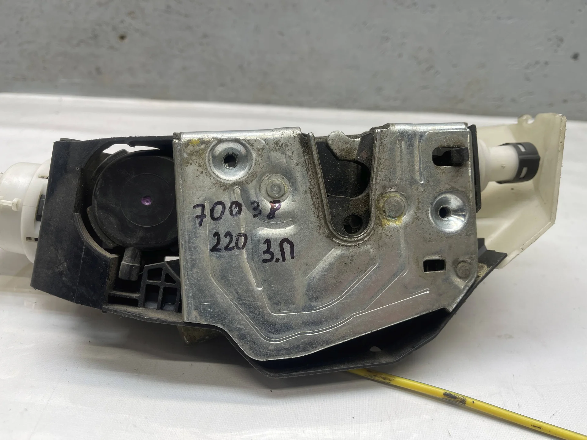 Замок двери задней правой Mercedes-Benz W220 A2207300235 - изображение 1