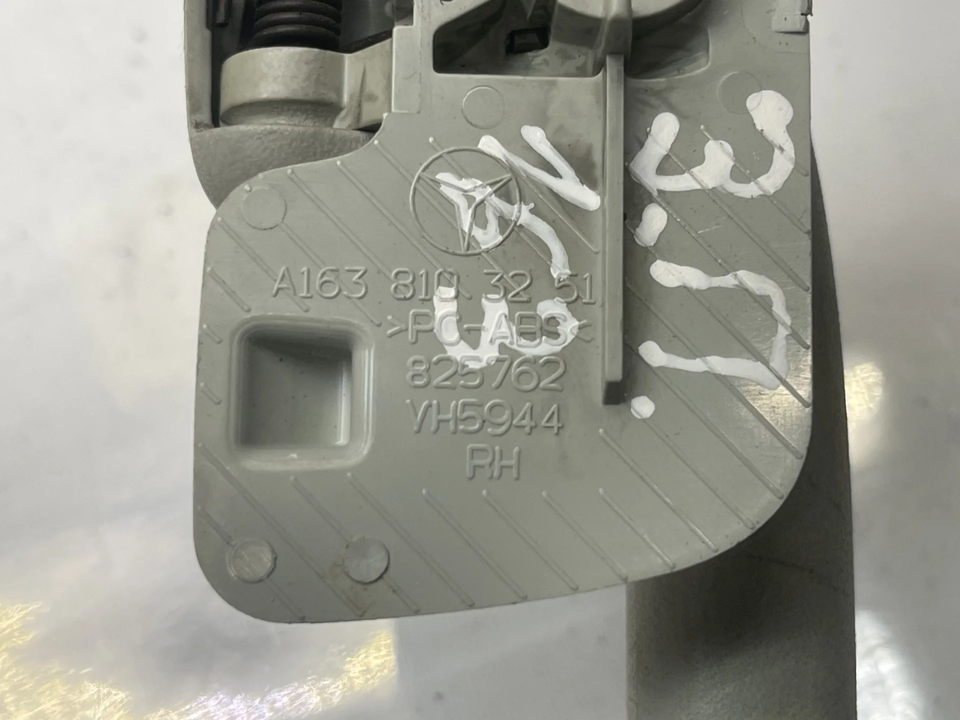 Поручень потолочный задний правый Mercedes-Benz W163 A1638103251 - миниатюра 3