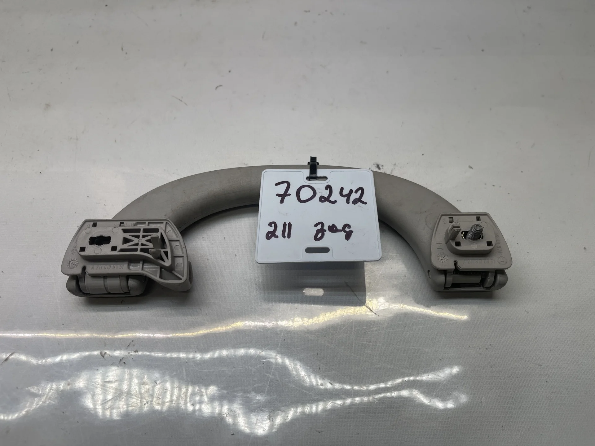 Поручень потолочный задний левый Mercedes-Benz W211  A2118100151 - миниатюра 2