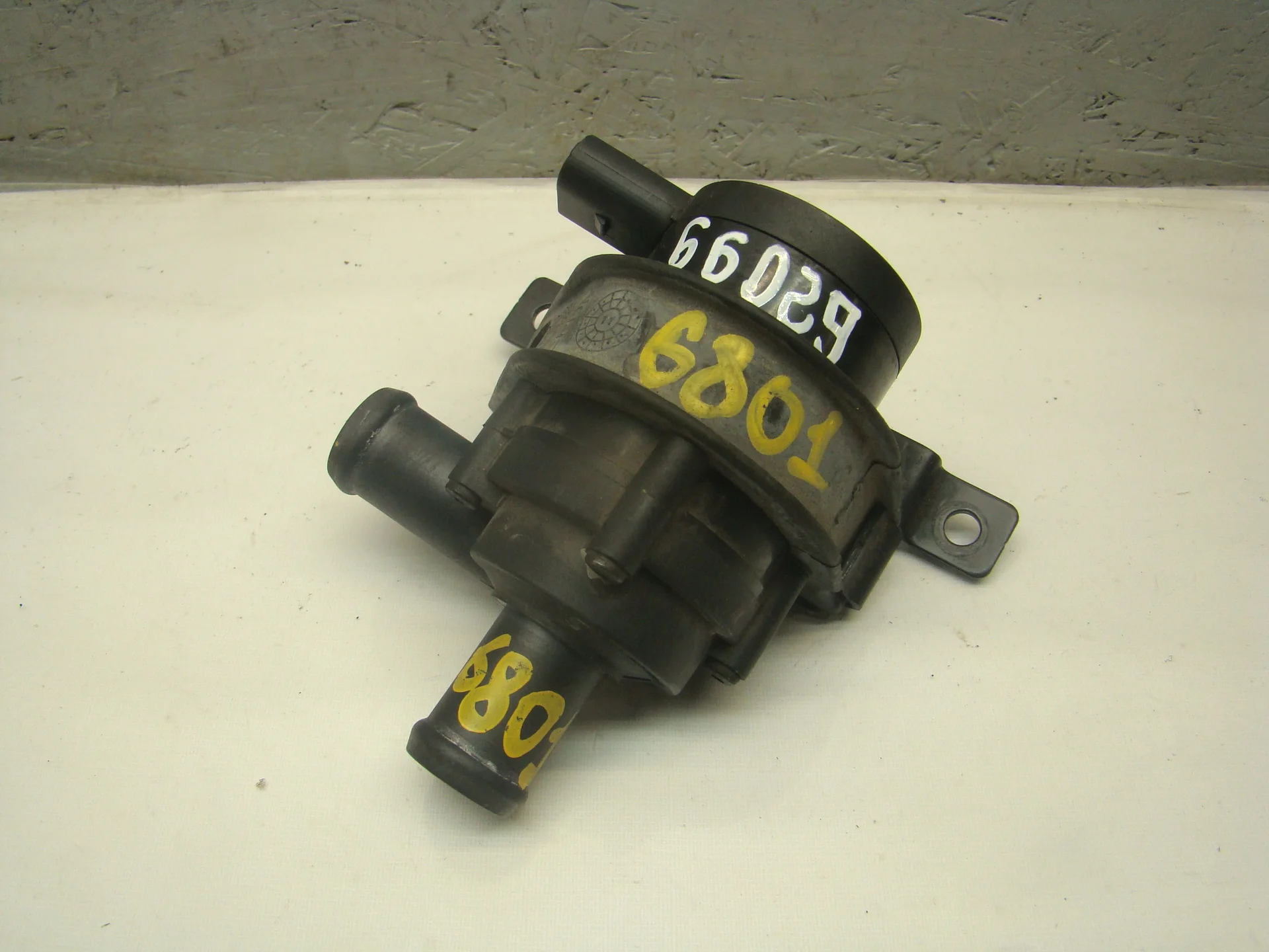 Помпа дополнительной прокачки антифриза Volkswagen Golf V 5K (Mk5) CBZ 1K0965561L - изображение 1