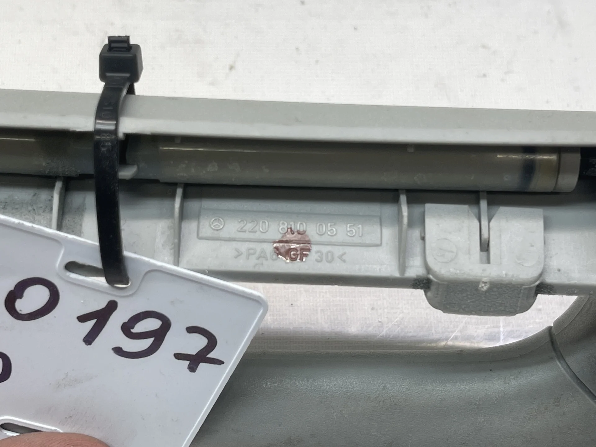 Поручень потолочный Mercedes-Benz W220 A2208100551 - миниатюра 3