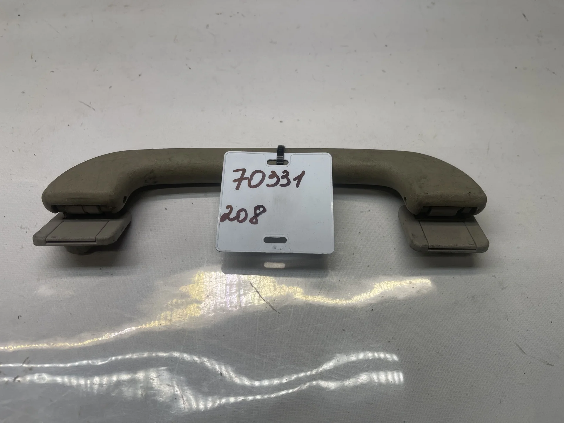 Поручень потолочный передний Mercedes-Benz C208 A2088100151 - изображение 1