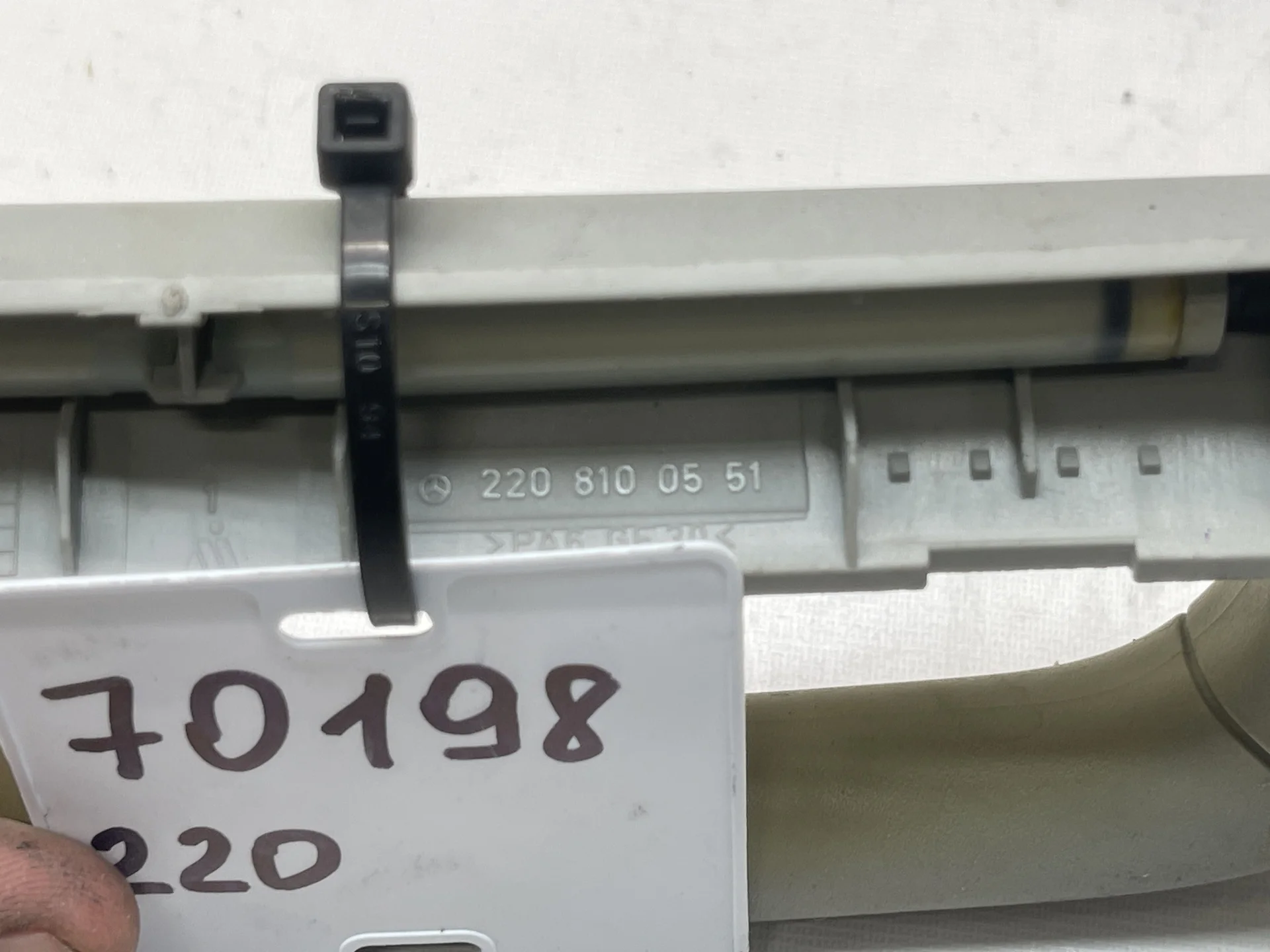 Поручень потолочный Mercedes-Benz W220 A2208100551 - миниатюра 3