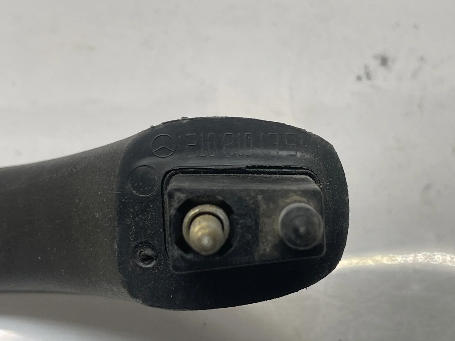 Поручень потолочный передний левый Mercedes-Benz W210  A2108101451 - миниатюра 2
