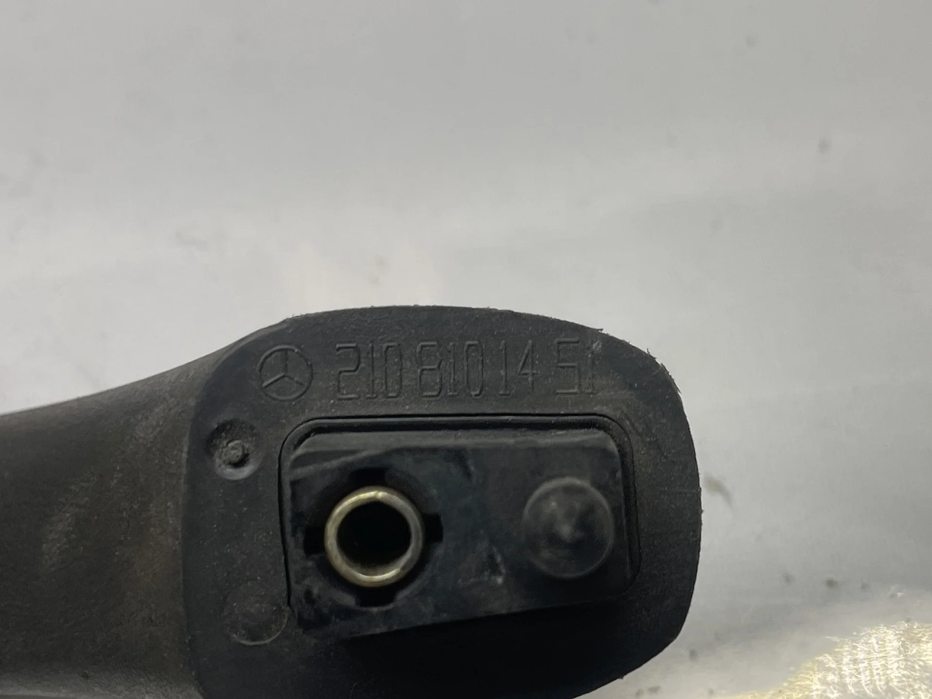 Поручень потолочный передний правый Mercedes-Benz W210 A2108101451 - миниатюра 2