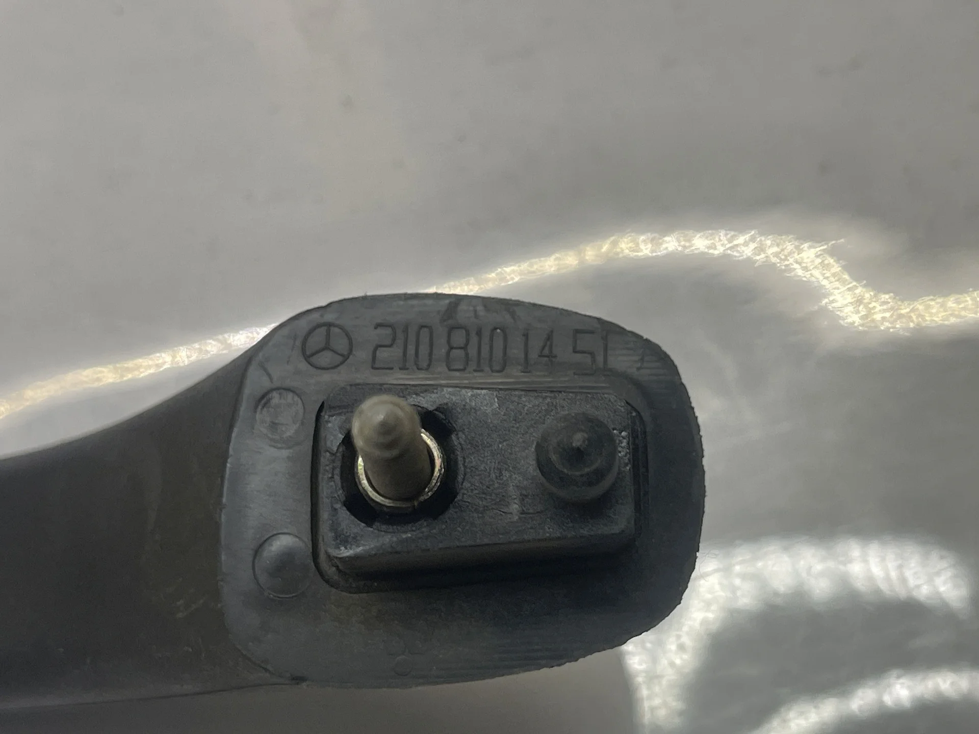 Поручень потолочный передний правый Mercedes-Benz W210 A2108101451 - миниатюра 2