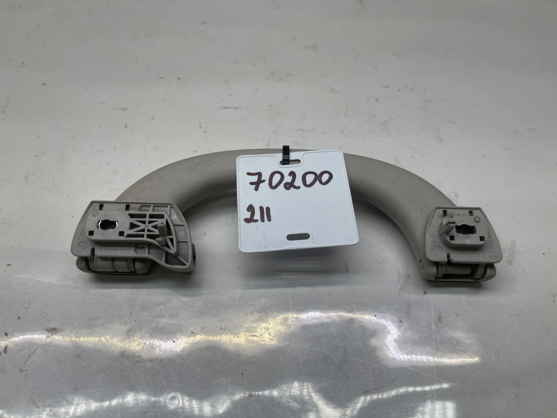 Поручень потолочный задний левый Mercedes-Benz W211  A2118100151 - миниатюра 2