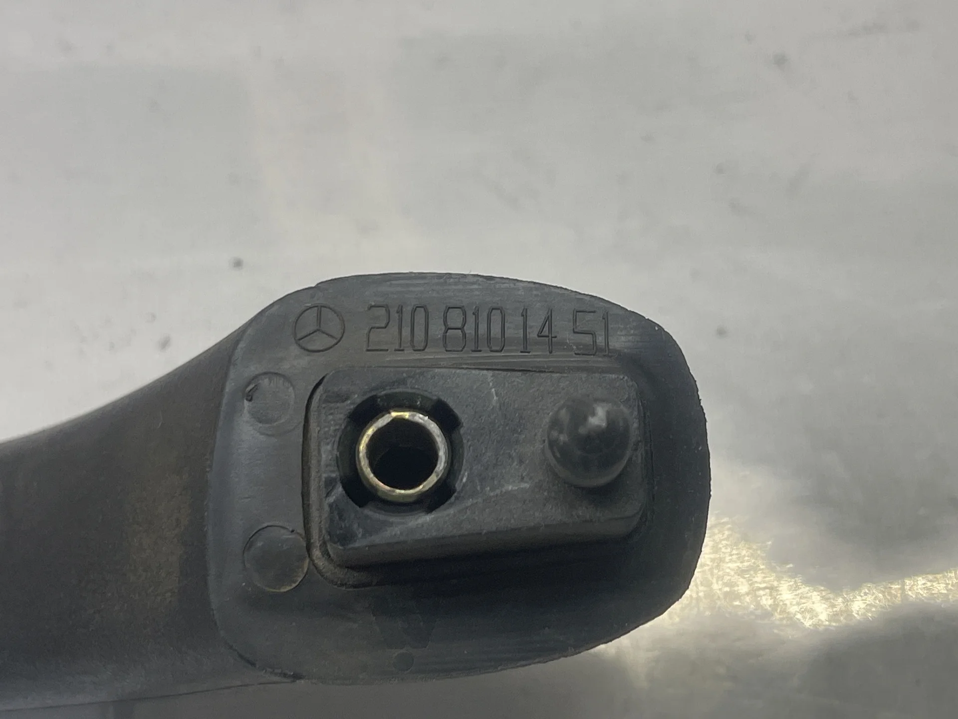 Поручень потолочный передний правый Mercedes-Benz W210 A2108101451 - миниатюра 2