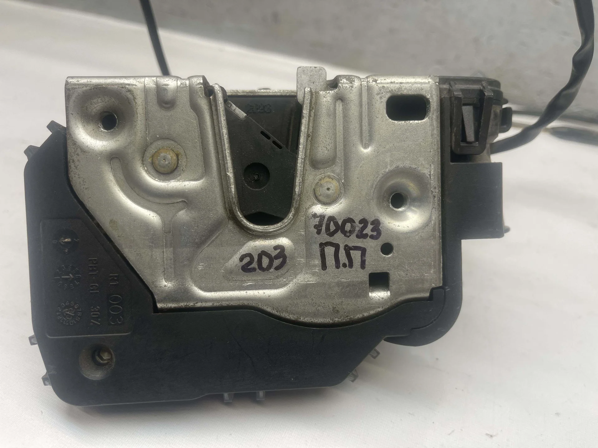 Замок двери передней правой Mercedes-Benz W203 A2037200435 - изображение 1