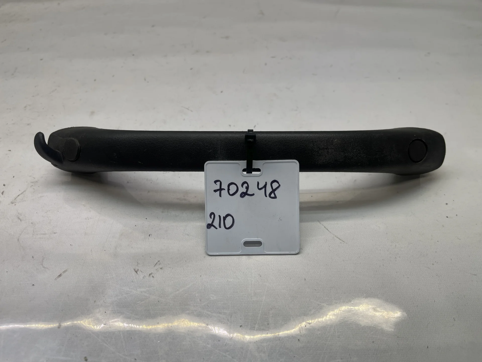 Поручень потолочный задний правый Mercedes-Benz W210 A2108101651 - изображение 1